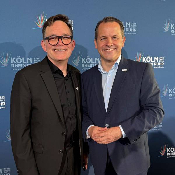 Olympia-Botschafter Peter Worms und Bürgermeister Frank Keppeler freuen sich über das Abstimmungsergebnis in Pulheim.