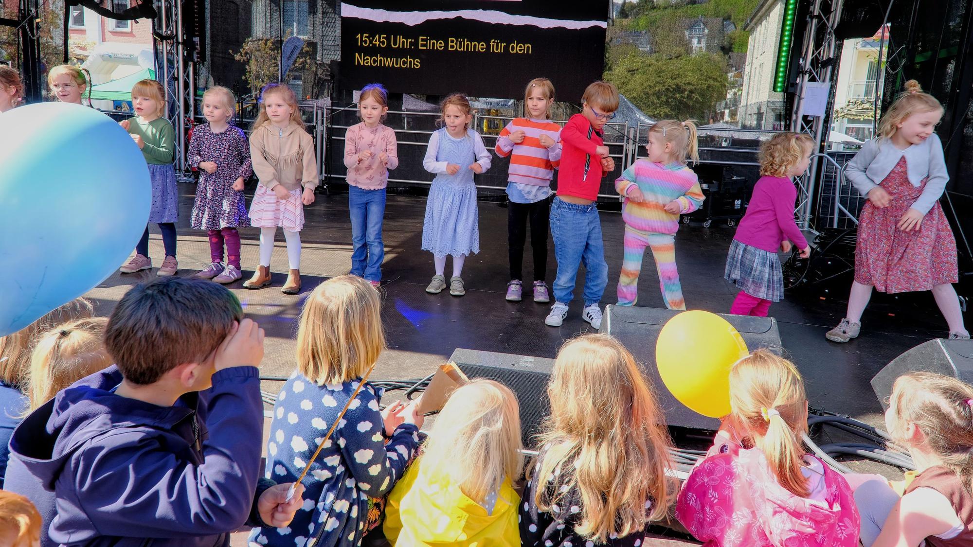 Auf der Bühne stehen Kinder.