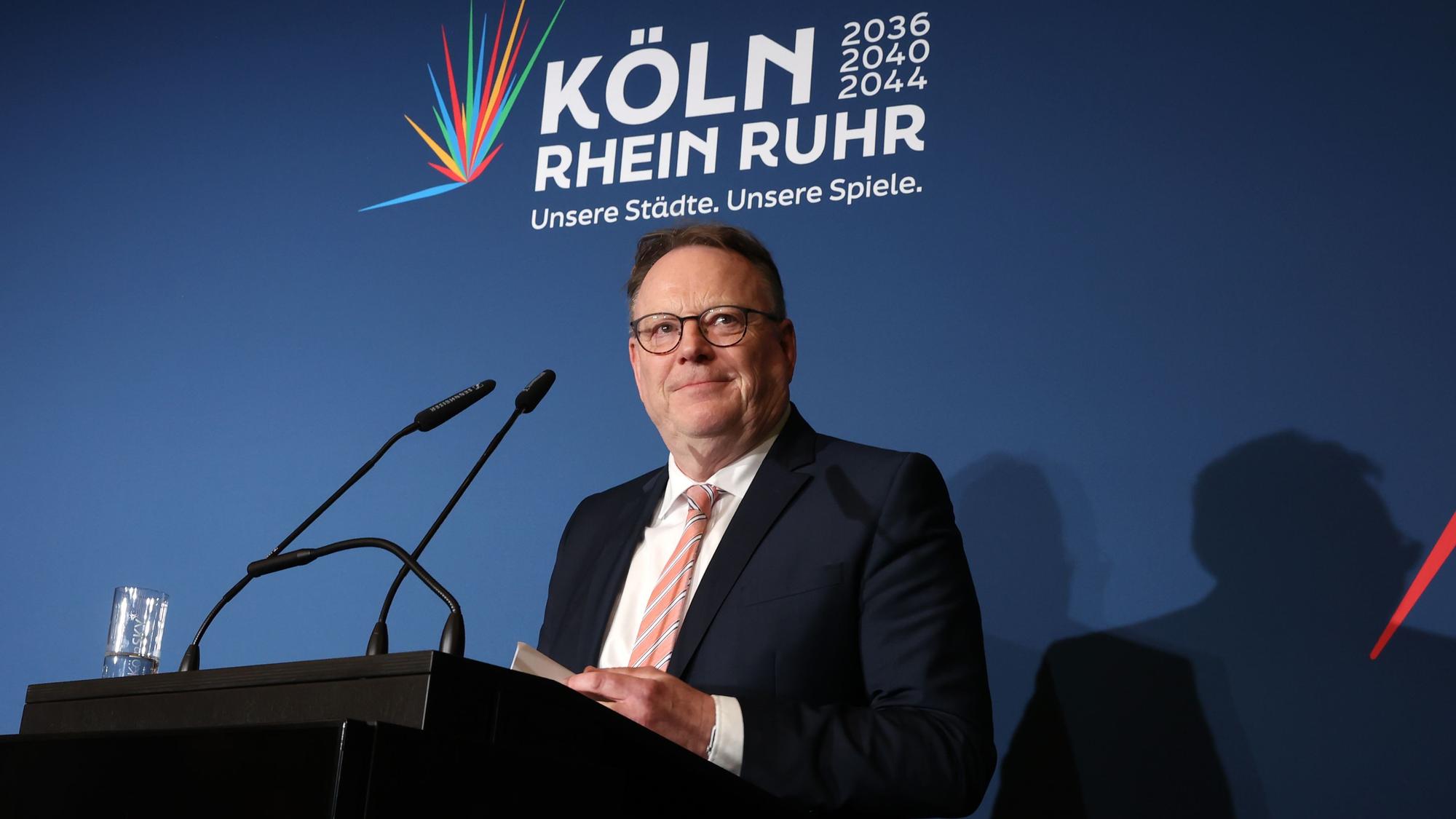 Kölns OB Torsten Burmester kann am Sonntagabend noch kein Kölner Ergebnis vom Olympia-Referendum vermelden. Die Auszählung dauerte länger als in allen anderen 16 beteiligten Kommunen.