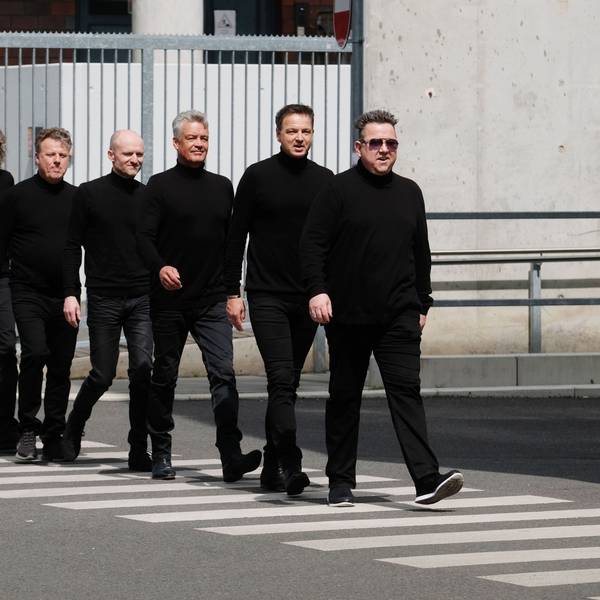 Mitglieder der Band Die Prinzen gehen über einen Zebrastreifen.