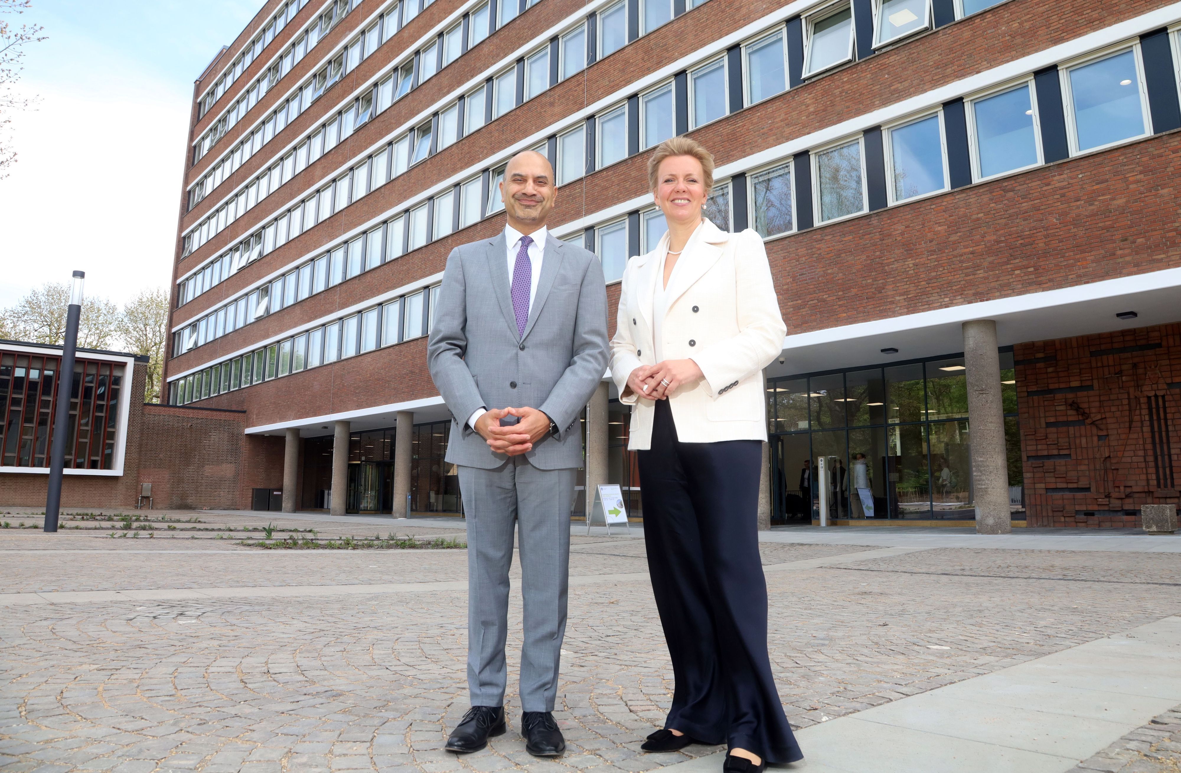 15.04.2026, Köln: Der Rektor der Universität zu Köln, Professor Dr. Joybrato Mukherjee und Ina Brandes MdL, die Ministerin für Kultur und Wissenschaft des Landes Nordrhein-Westfalen vor dem Hochhaus der WiSo Fakultät. Nach sechsjähriger Sanierung WiSo-Hochhaus der Universität zu Köln wiedereröffnet Foto: Arton Krasniqi