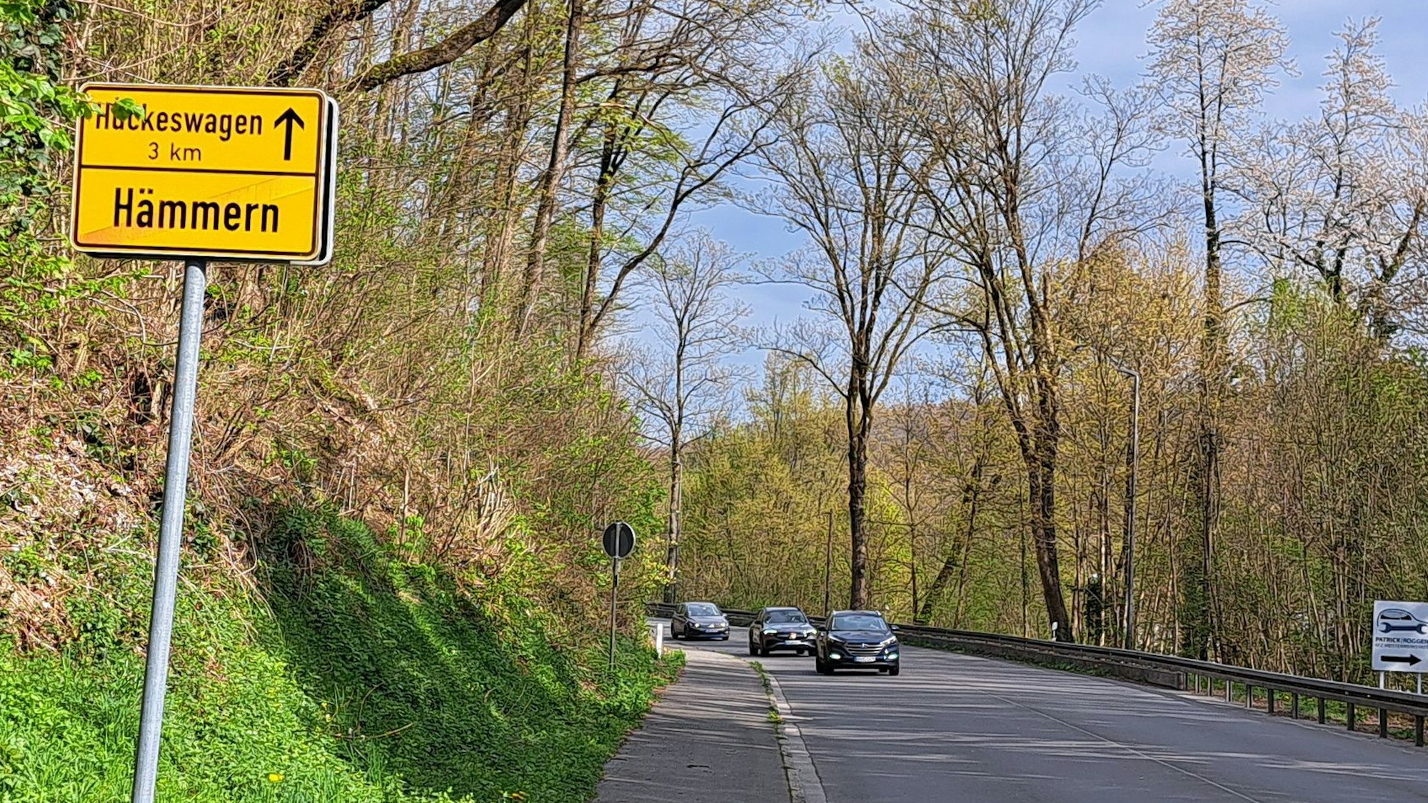 Das Foto zeigt ein Schild mit der Ausschrift Hämmern und Hückeswagen, 3 km.