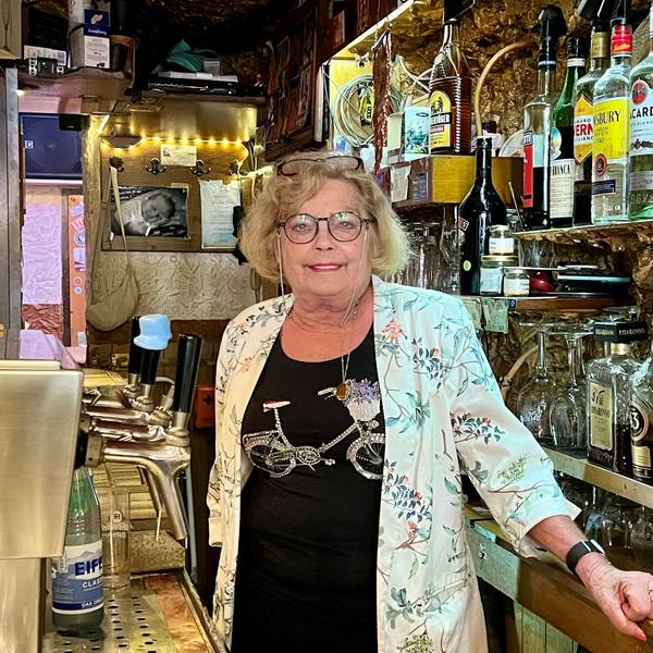 Regina Gentges hinter der Theke im „Schlösselche“