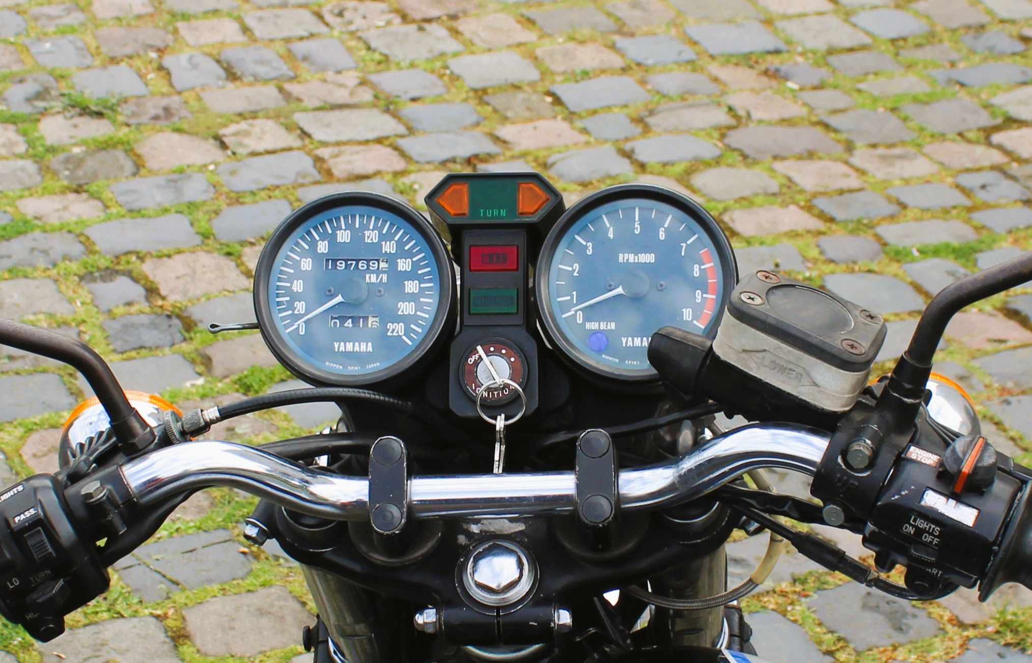 Lenker und Instrumente der Yamaha