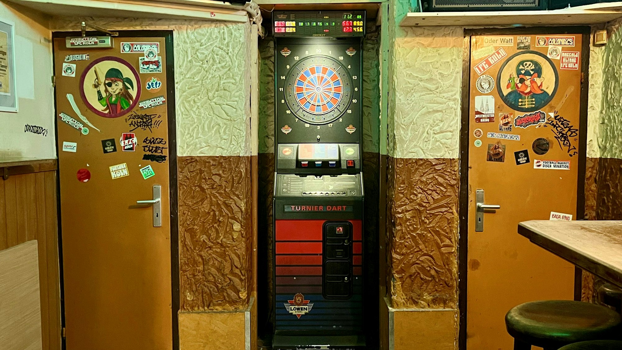 Darts spielen zwischen Herren- und Damentoilette war im Schlösselchen nie ein Problem.