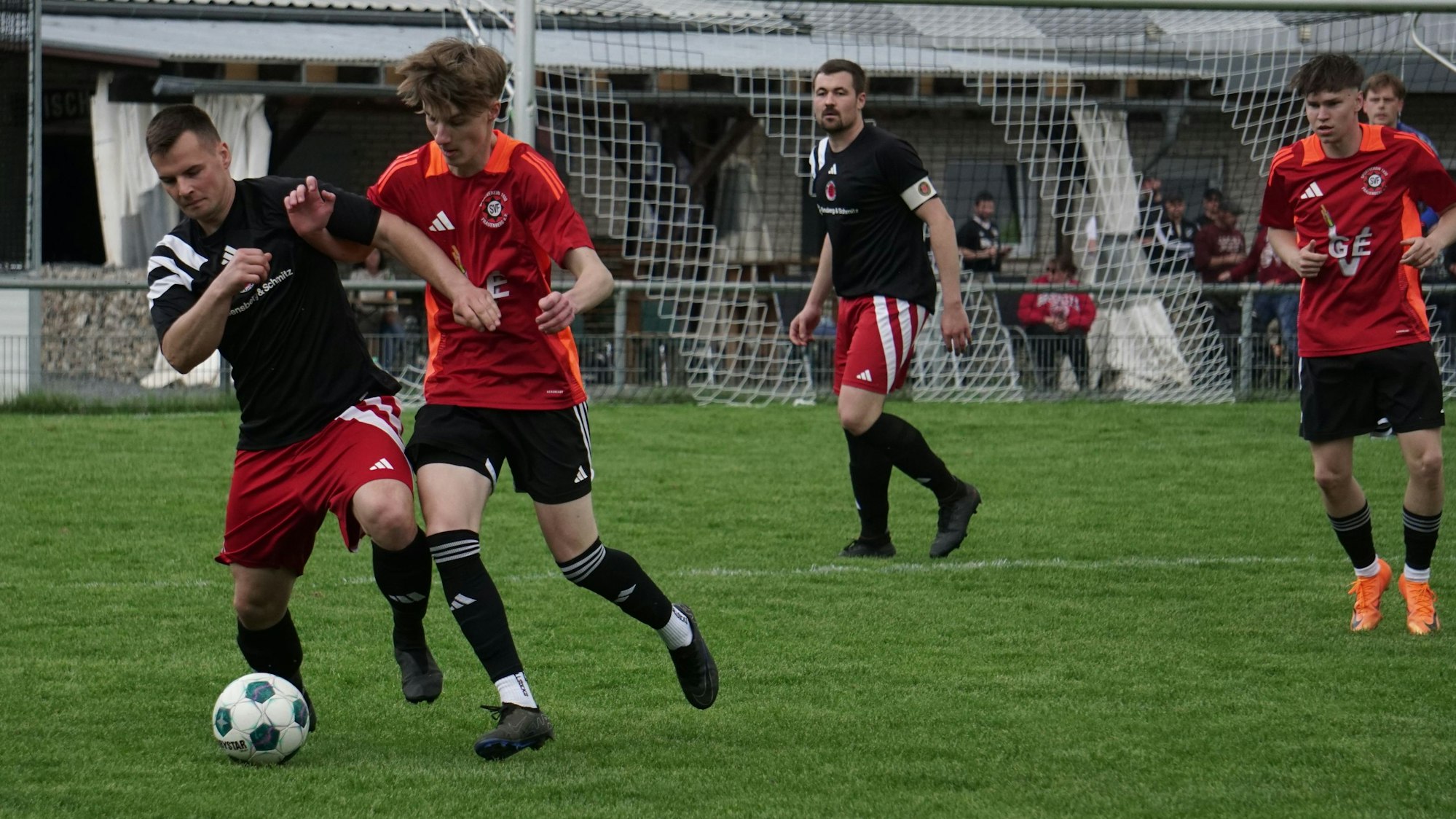 Das Bild zeigt den Zweikampf der beiden Obengenannten während des Spiels.