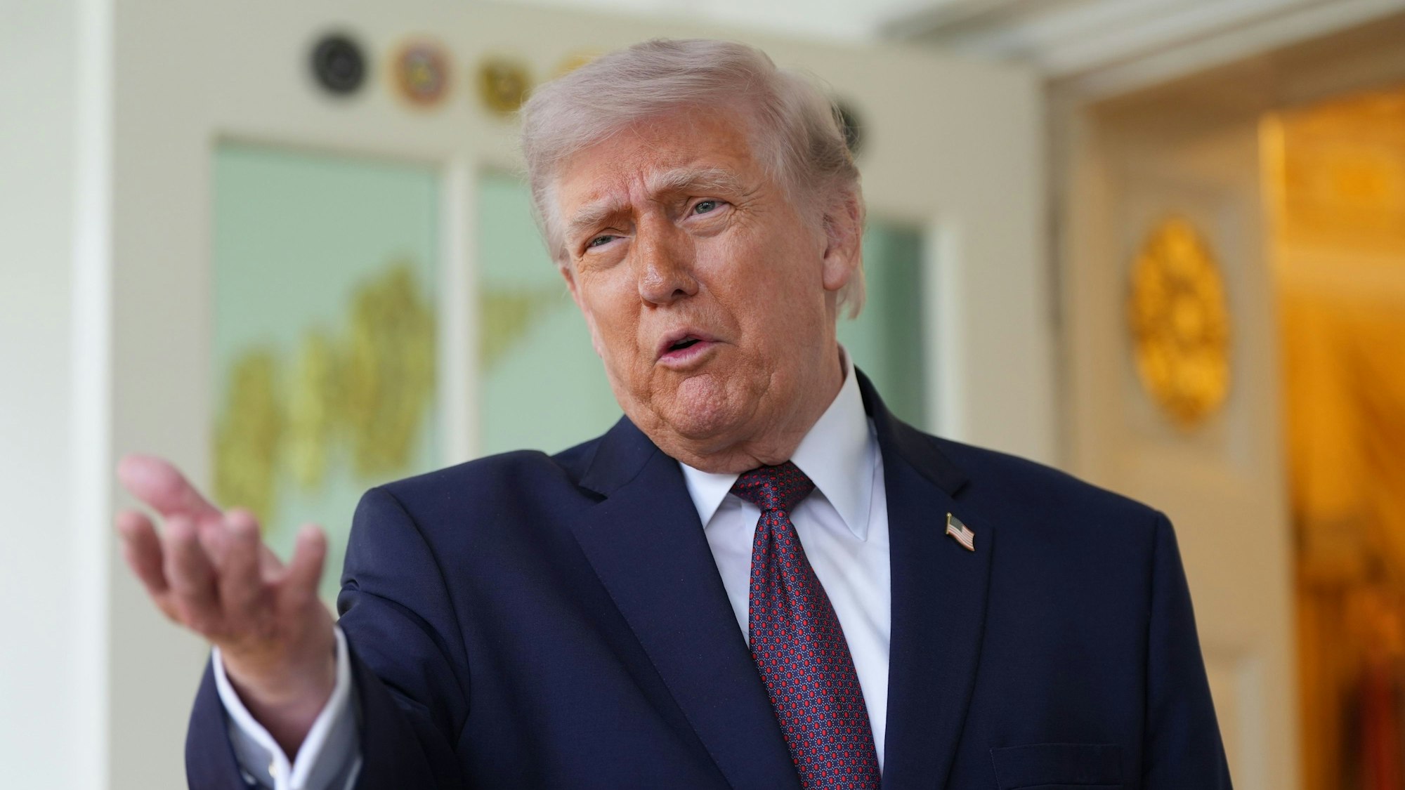 13.04.2026, USA, Washington: US-Präsident Donald Trump spricht vor dem Oval Office des Weißen Hauses.
Der Präsident des Landes USA hat angekündigt: Wir verhandeln ab Montag wieder mit dem Land Iran. (zu dpa: «US-Militär entert Iran-Schiff - Was wird aus Verhandlungen?») Foto: Alex Brandon/AP/dpa +++ dpa-Bildfunk +++