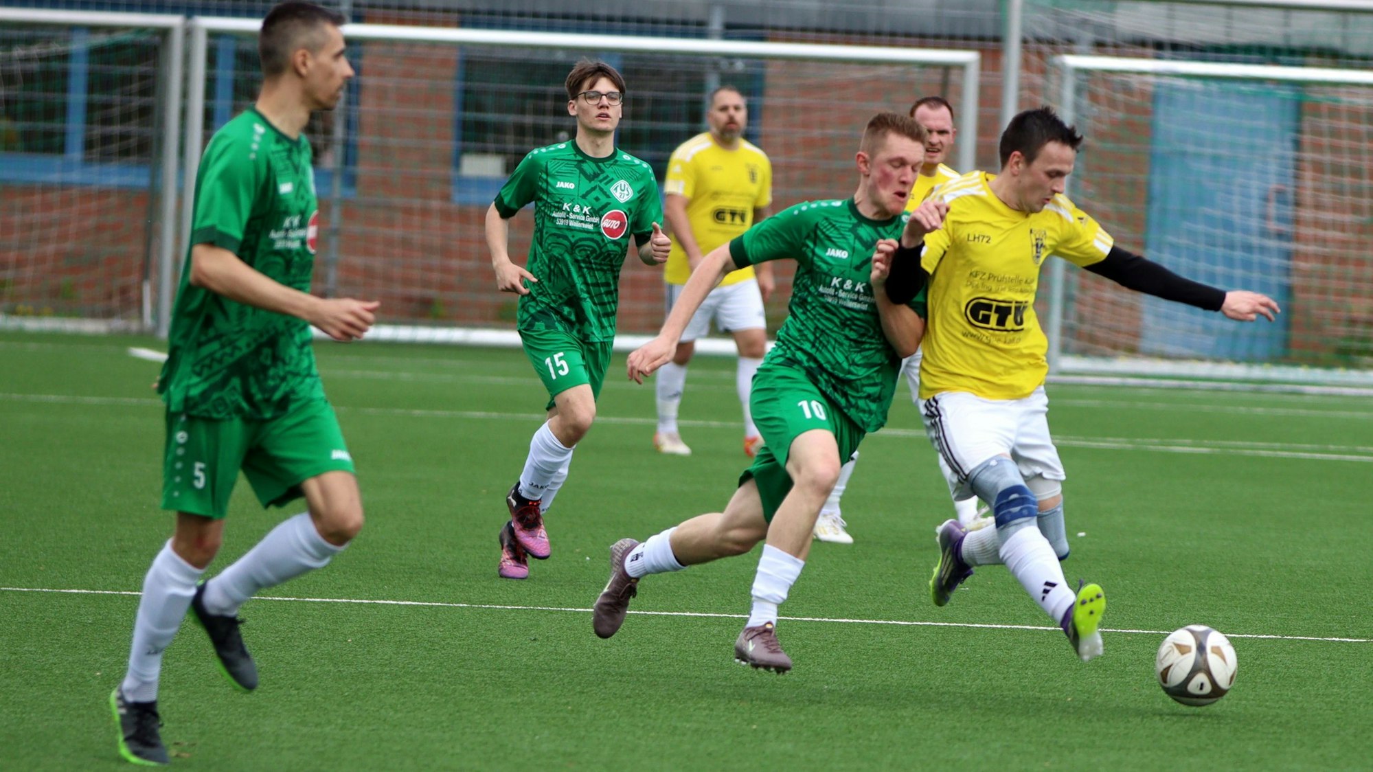 Das Bild zeigt den Zweikmapf zwischen den beiden Obengenannten.