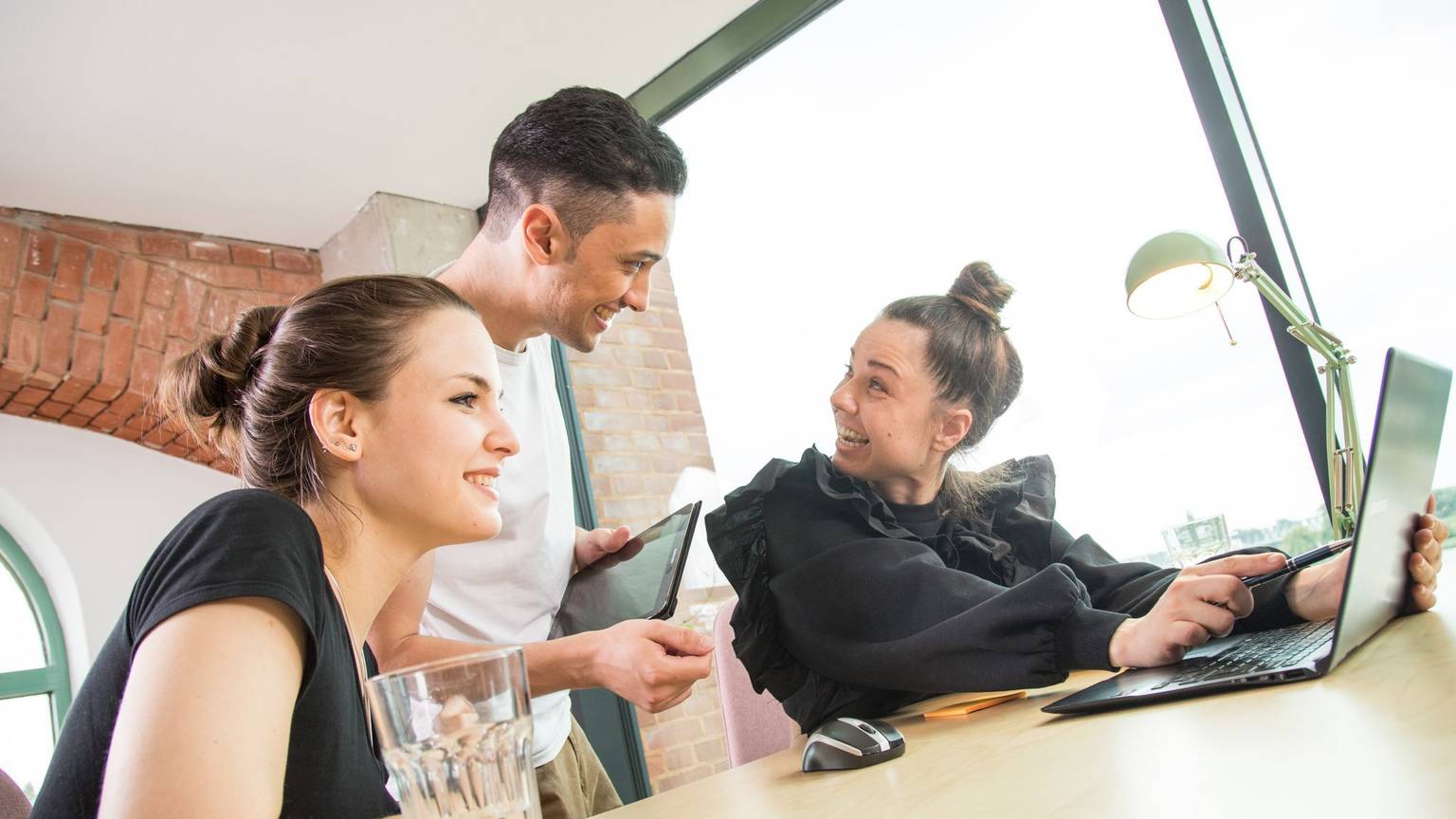 Drei Kollegen arbeiten gemeinsam in einem Büro