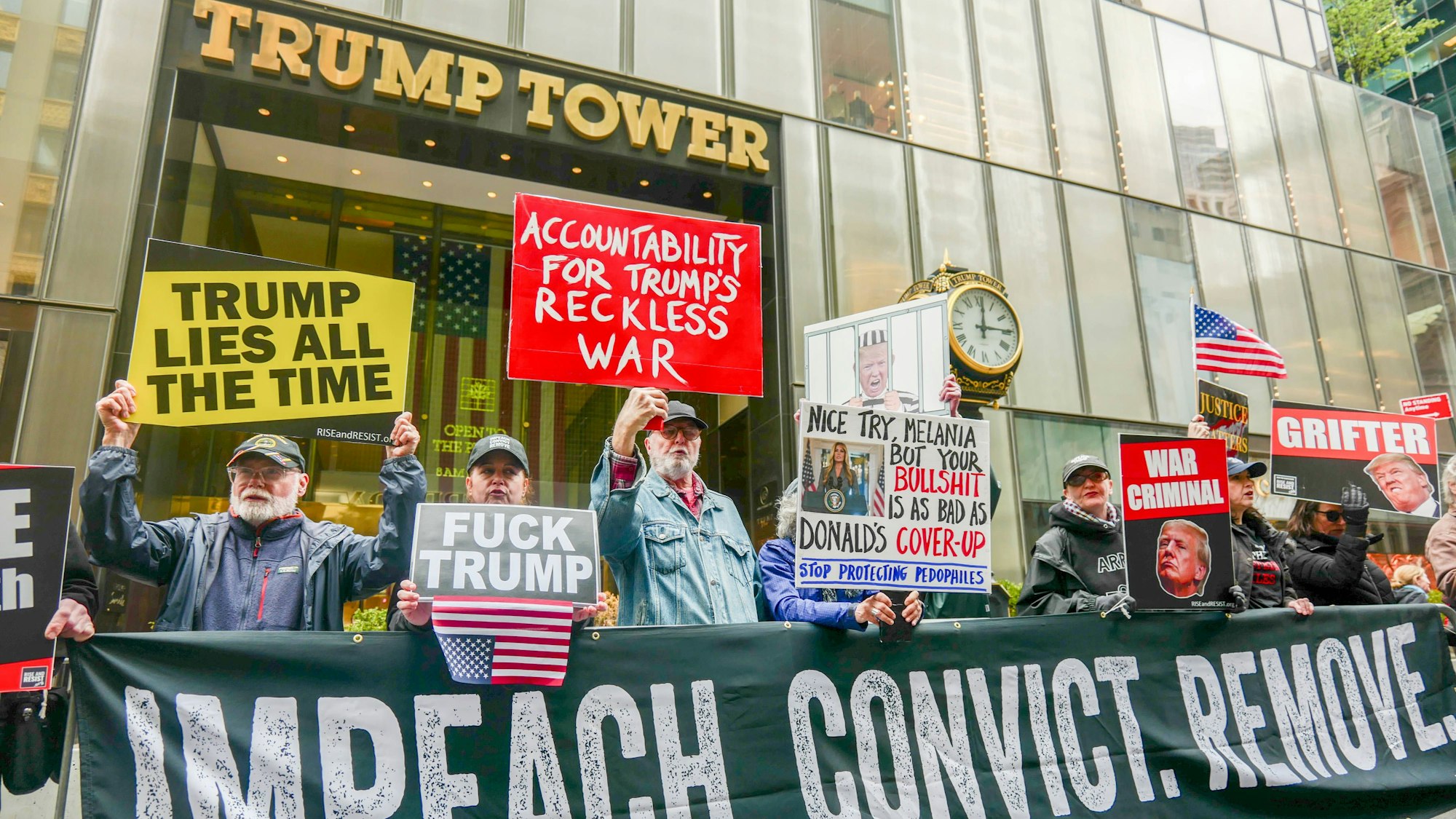 Demonstranten bringen am Sonntag (19. April) vor dem Trump Tower in New York ihre Unzufriedenheit mit US-Präsident Donald Trump zum Ausdruck.