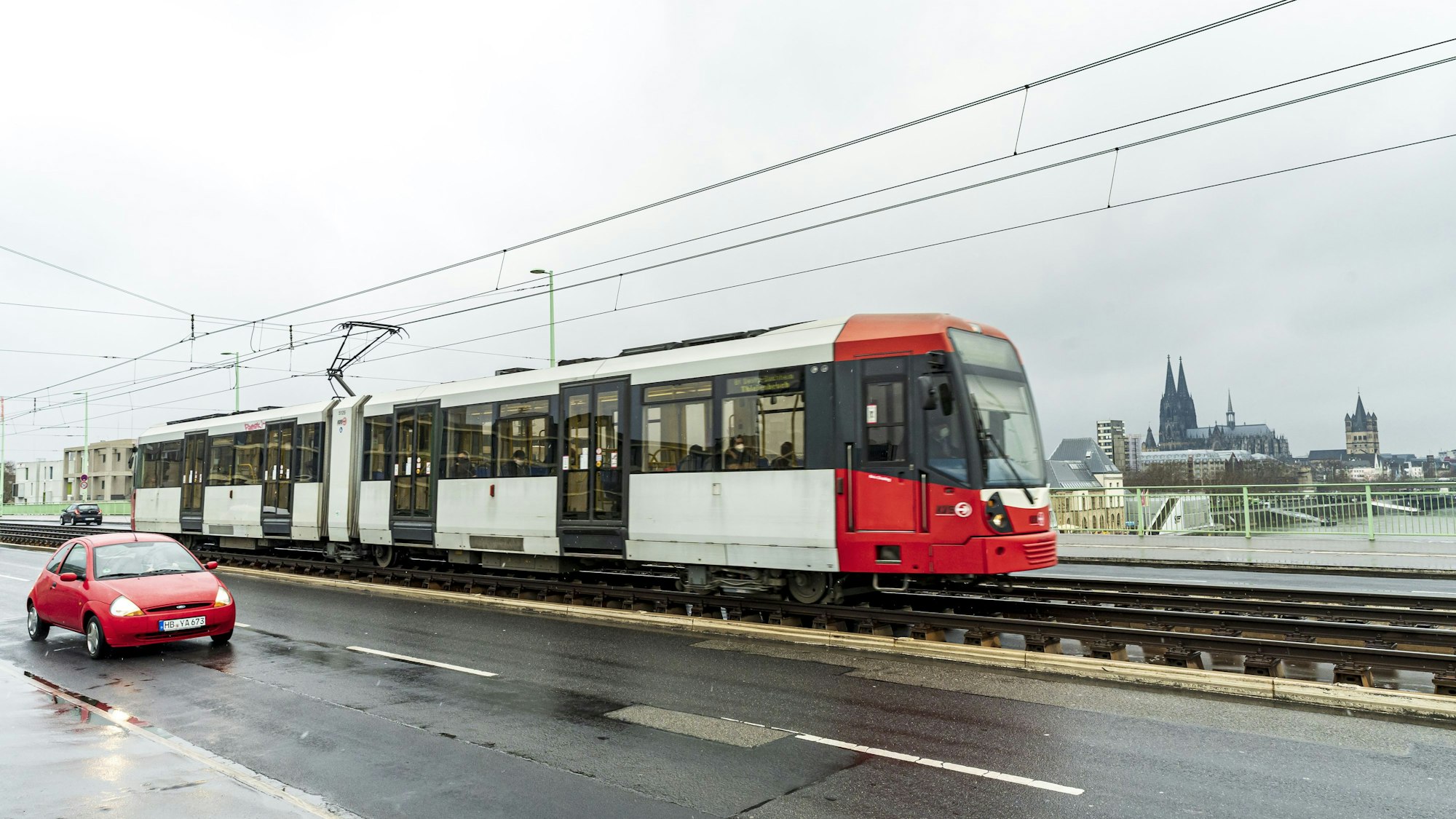 Die Oberleitung der Straßenbahn-Linie 3 in Mülheim ist beschädigt worden. (Symbolbild)