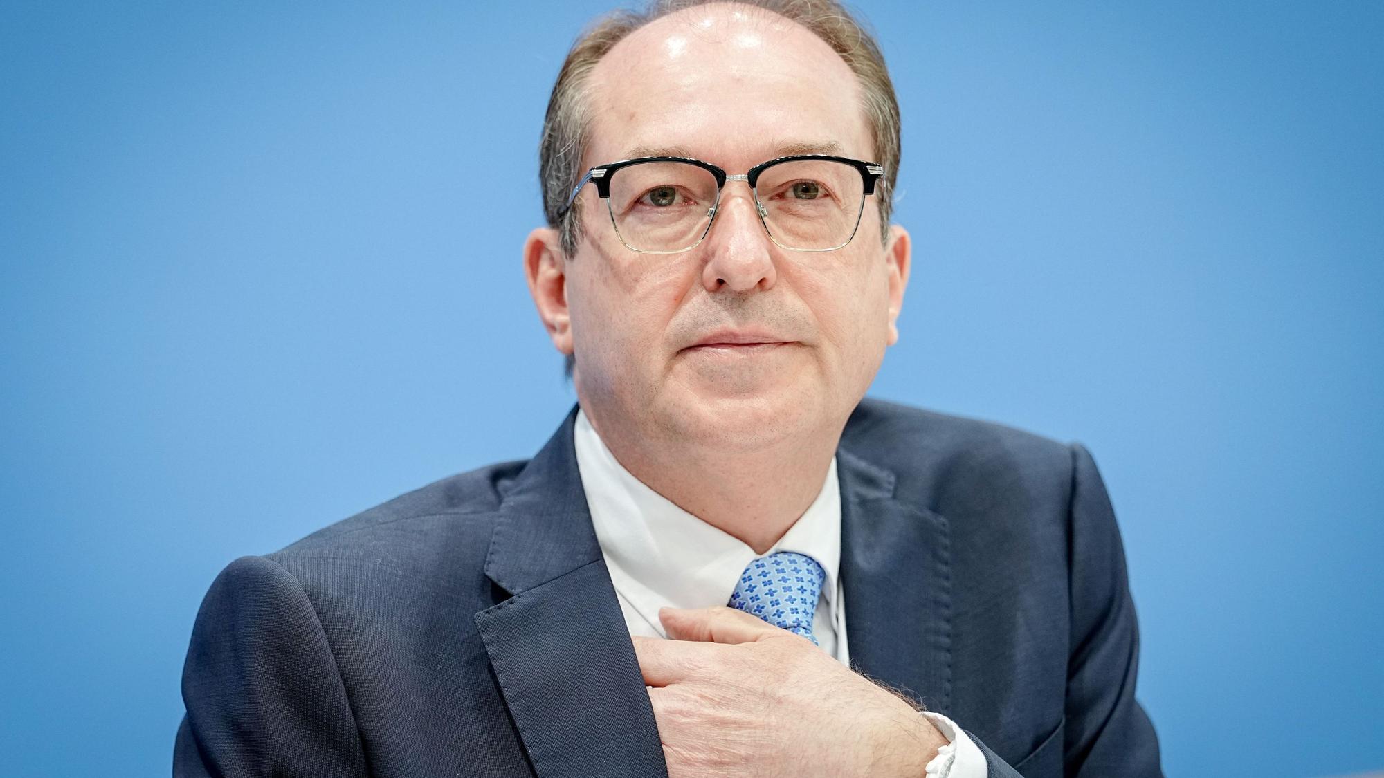 Alexander Dobrindt (CSU), Bundesinnenminister, stellt die Polizeiliche Kriminalstatistik 2025 in der Bundespressekonferenz vor.