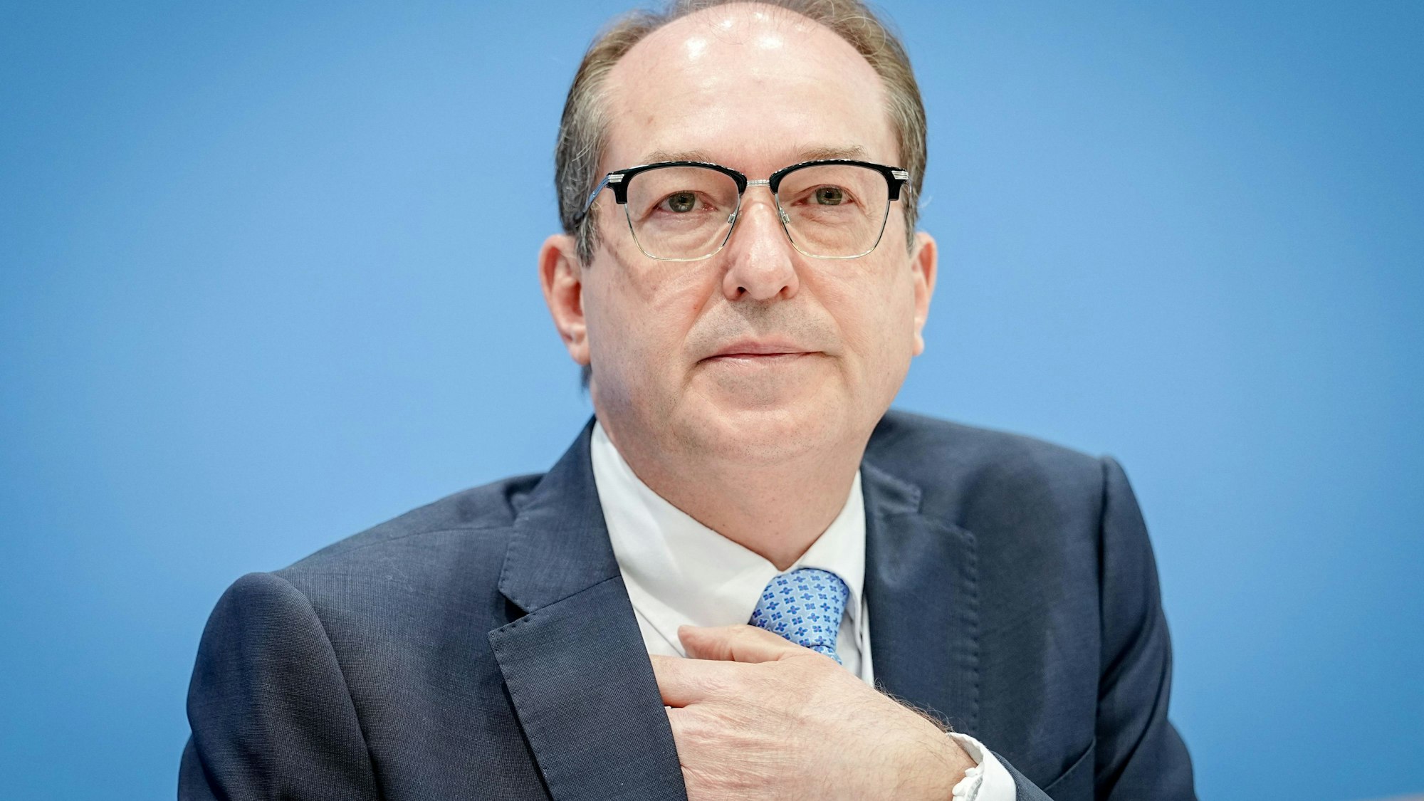 Alexander Dobrindt (CSU), Bundesinnenminister, stellt die Polizeiliche Kriminalstatistik 2025 in der Bundespressekonferenz vor.