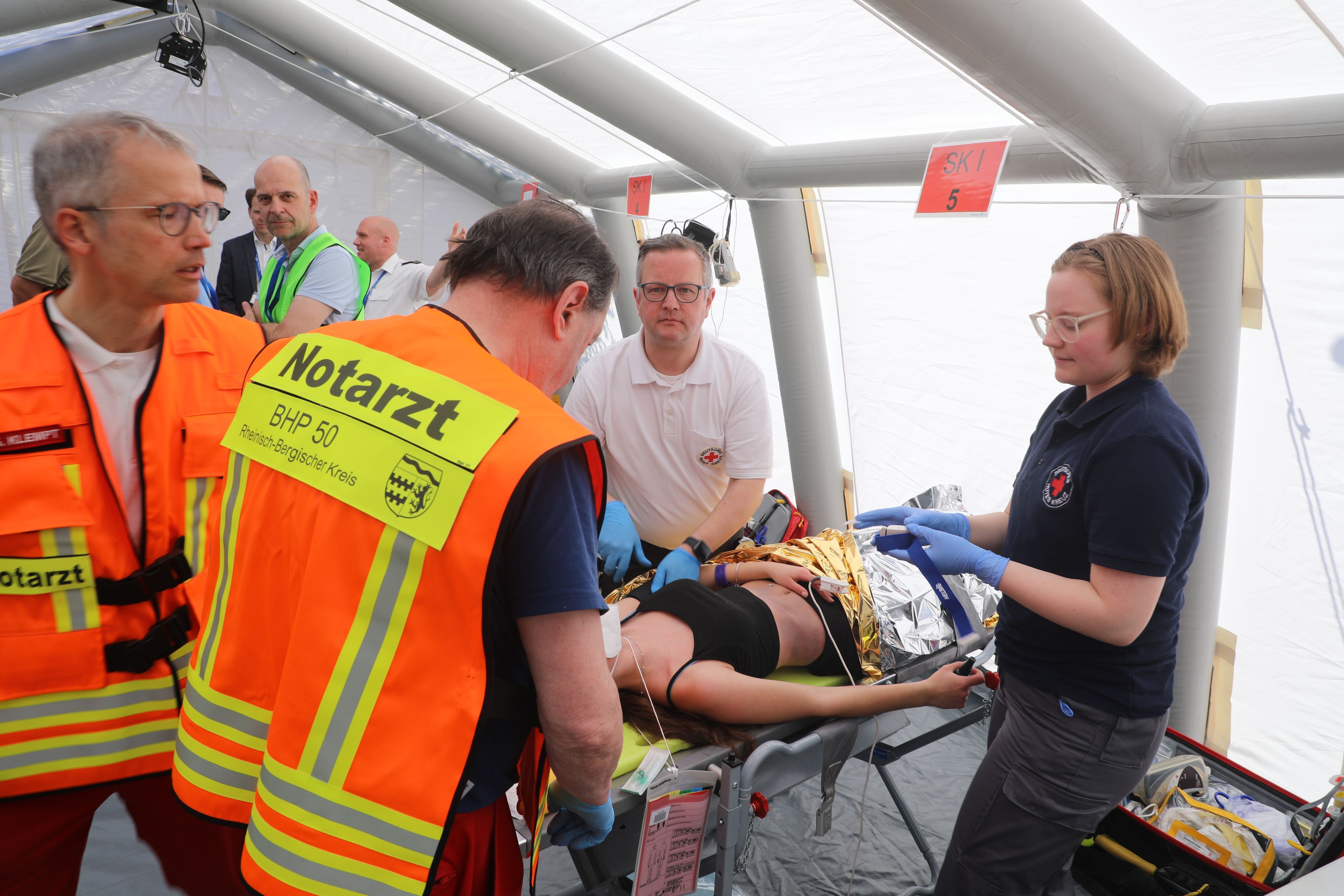 Ein Notarzt behandelt eine Verletzte bei der Großübung des Katastrophenschutzes in Overath.