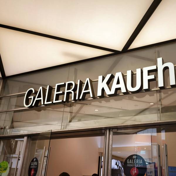 Außenansicht des Eingangs zum Warenhaus Galeria Kaufhof in Köln.