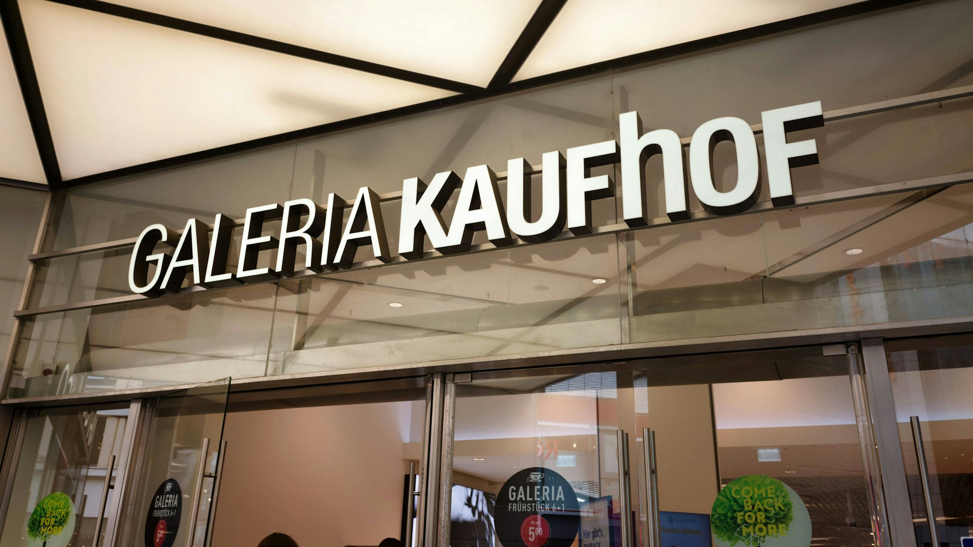 Außenansicht des Eingangs zum Warenhaus Galeria Kaufhof in Köln.