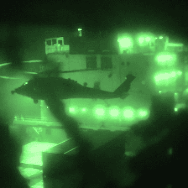 Das US-Militär hat nach eigenen Angaben ein iranisches Frachtschiff geentert. Ein Screenshot aus einem vom US-Militär veröffentlichten Video soll den Einsatz zeigen.