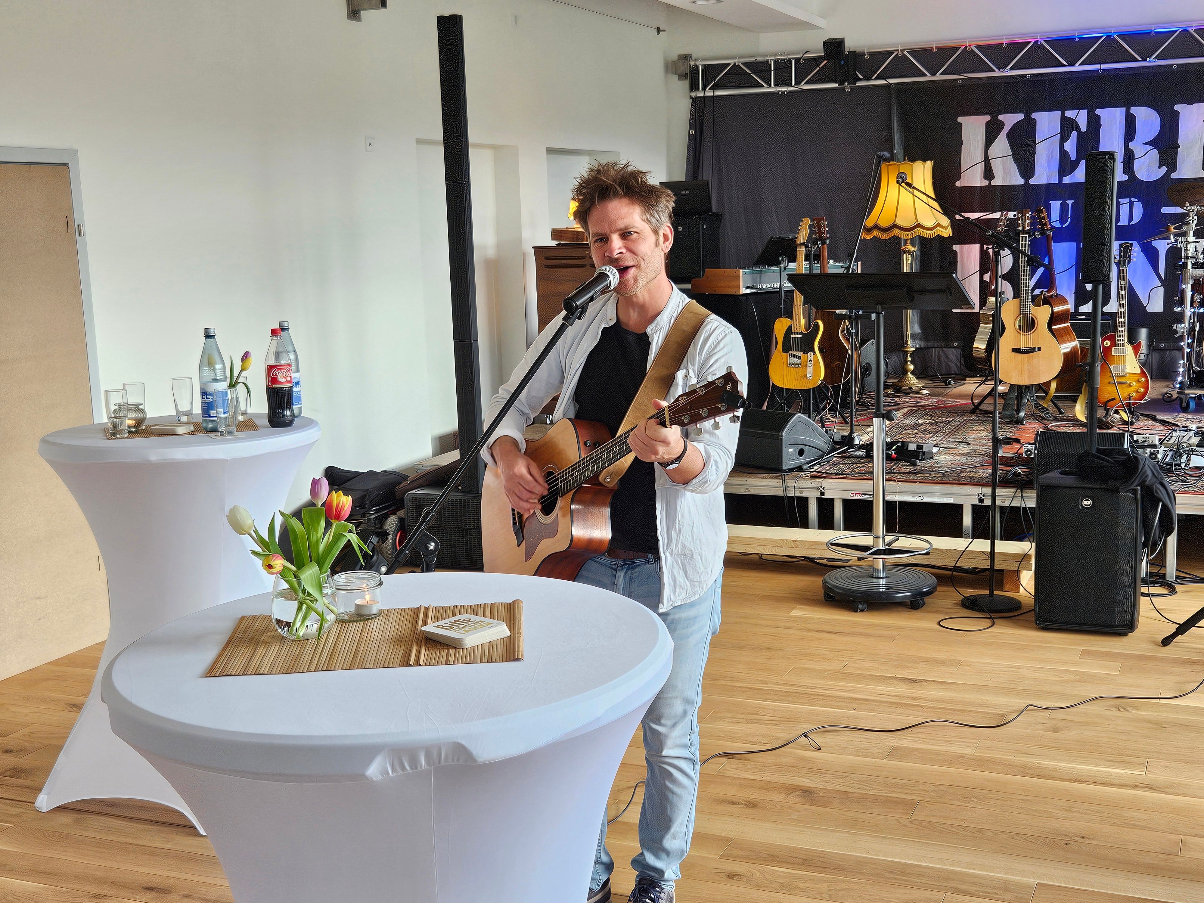 Ein Sänger spielt auf seiner Gitarre.