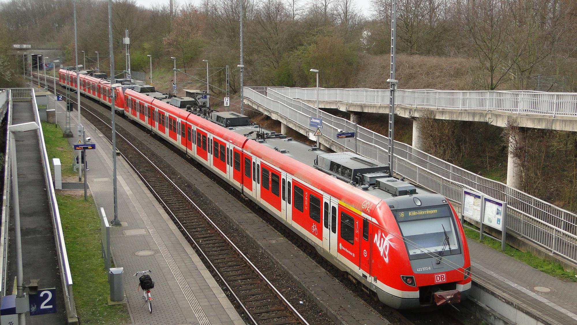 Auch an der S-Bahnhaltestelle Blumenberg warten die Fahrgäste bisweilen vergeblich auf die Bahn. (Archivbild)
