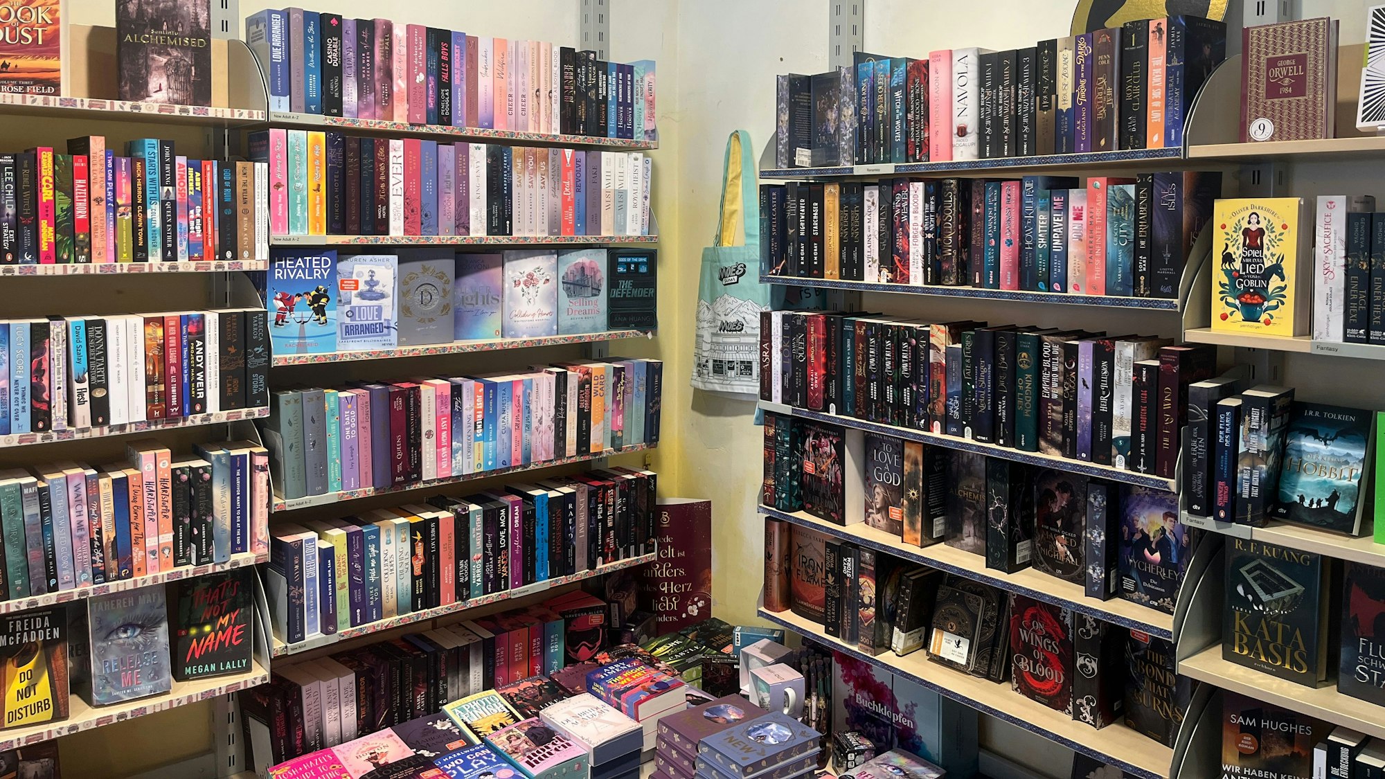 In der Buchhandlung am Markt in Hennef gibt es eine eigene Abteilung für YoungAdult und Romantasy-Literatur.