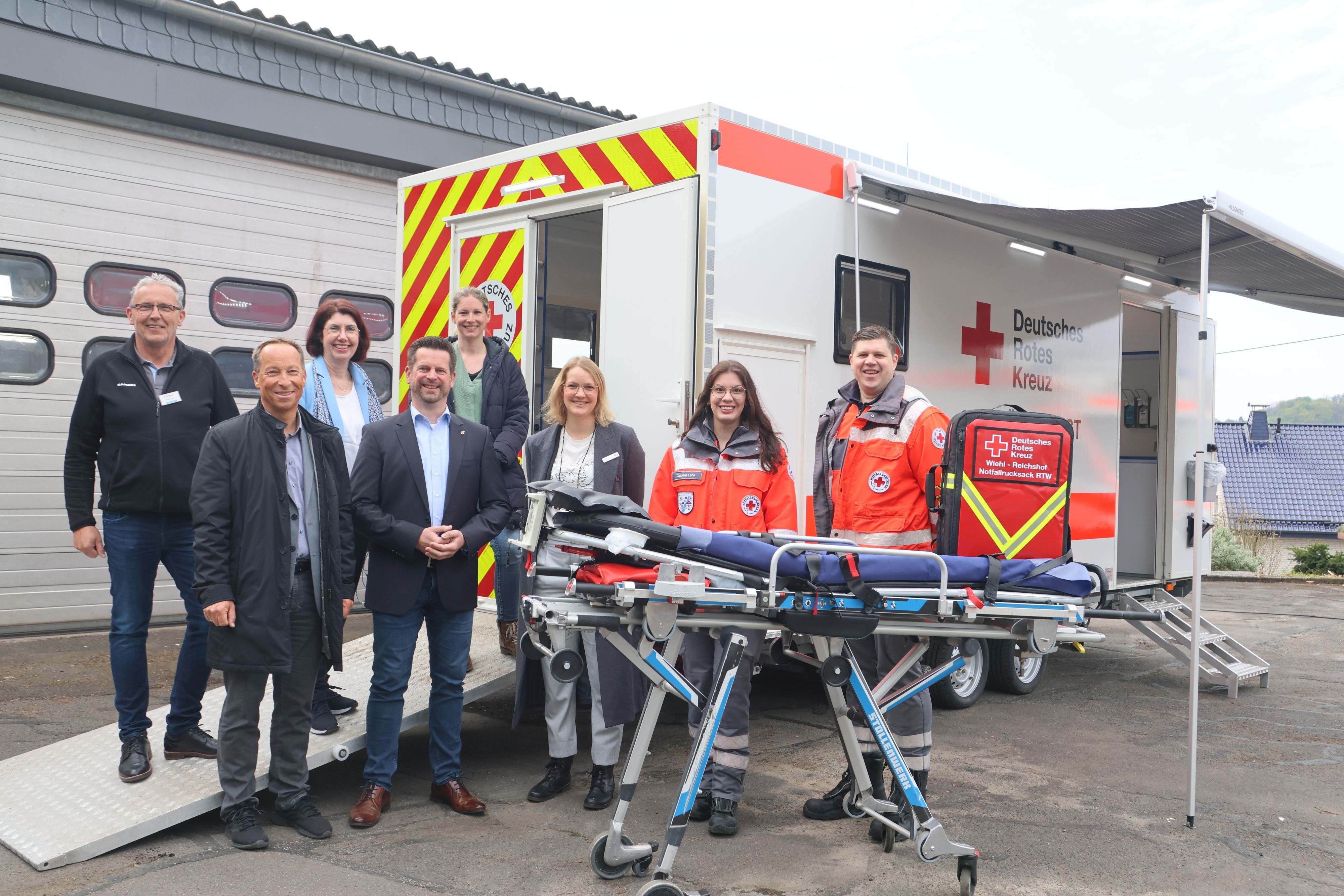 Die Verantwortlichen stehen vor der mobilen Sanitätsstation.