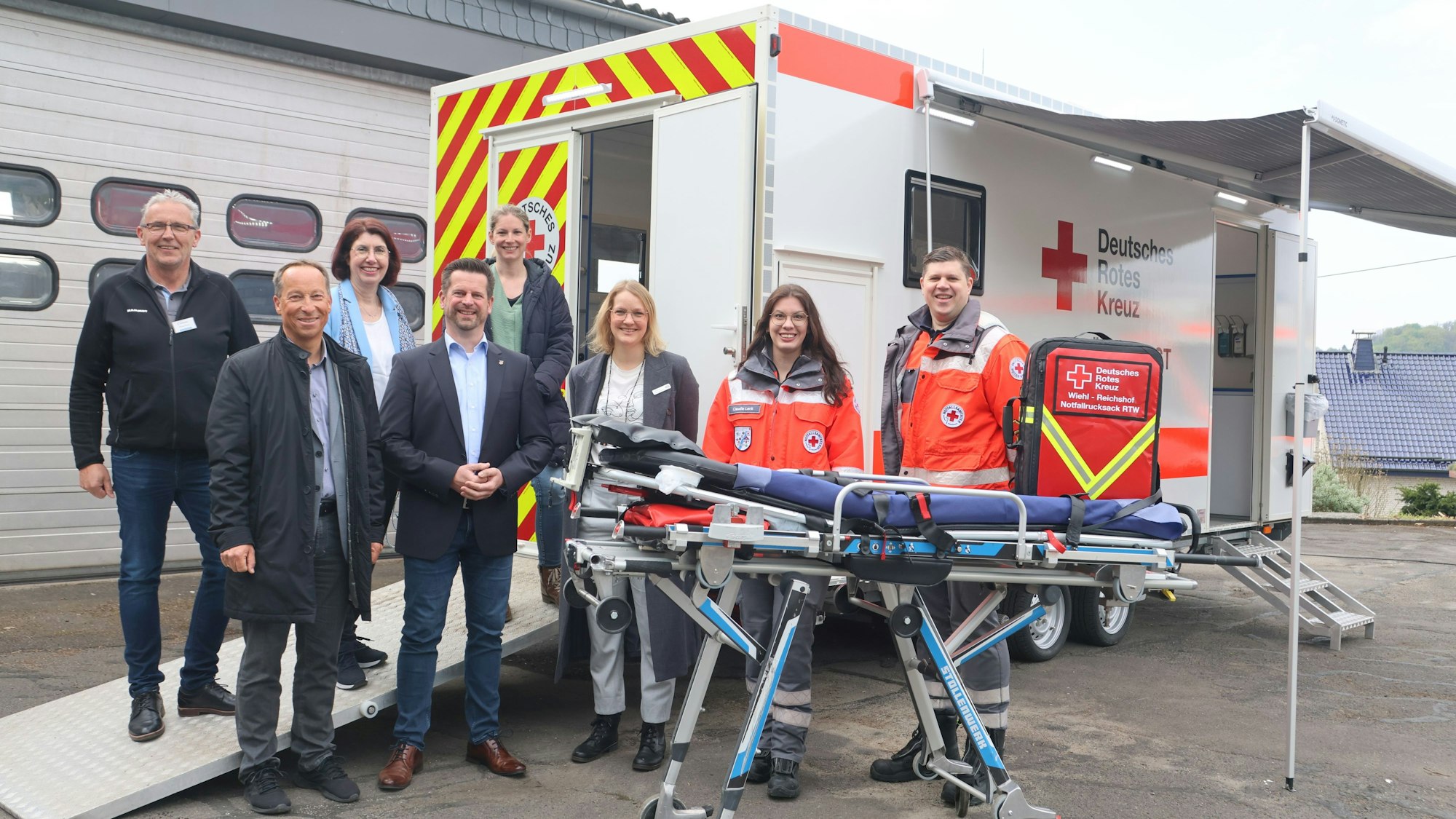 Die Verantwortlichen stehen vor der mobilen Sanitätsstation.