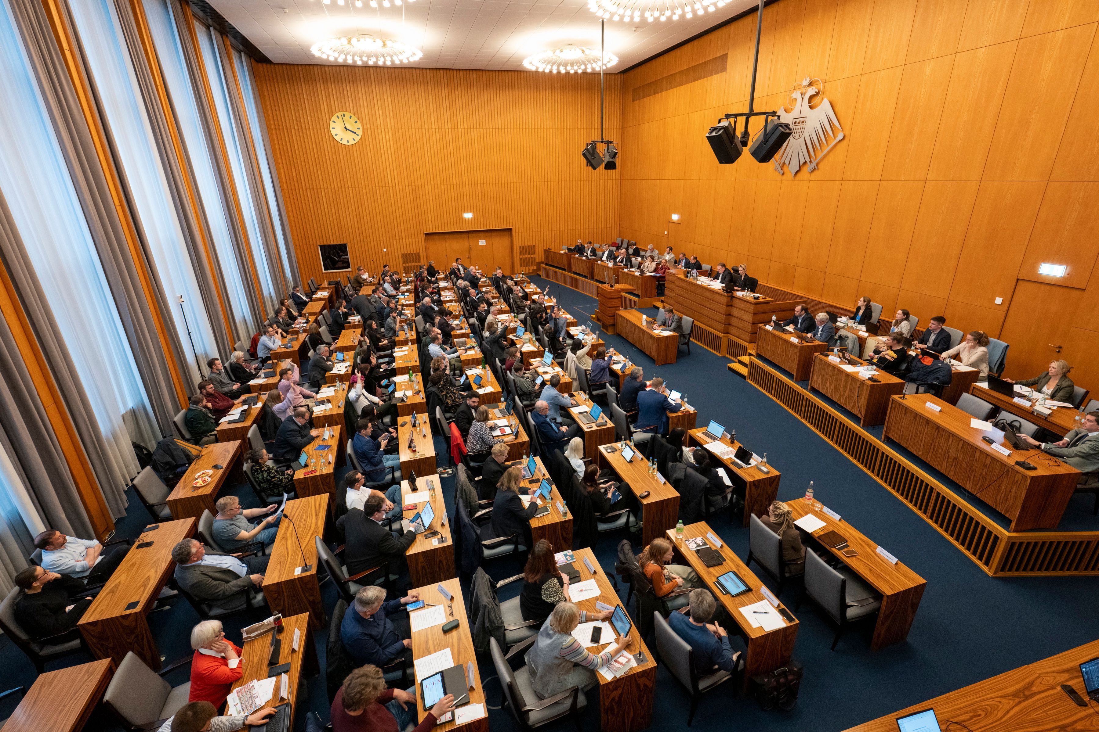 Im Ratsaal findet eine Sitzung des Stadtrats statt.