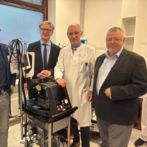 Die Kardiologie-Chefärzte Axel Meissner (Merheim), Marc Horlitz (Porz) und Frank Eberhardt (Kalk) sowie Alex Lechleuthner (von links), der Chef des Kölner Rettungsdienstes, mit einem Ecmo-Gerät im Evangelischen Krankenhaus Köln Kalk.