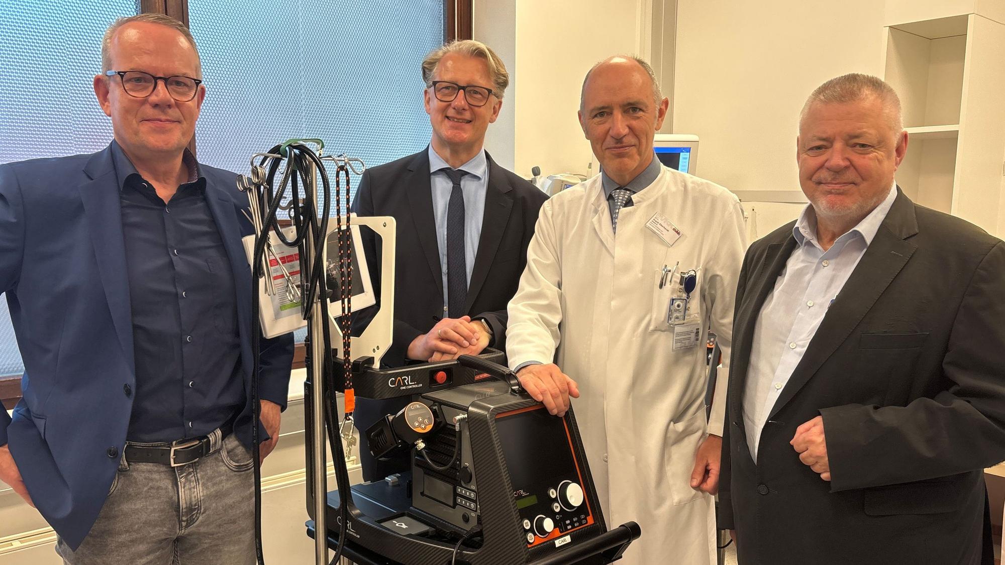 Die Kardiologie-Chefärzte Axel Meissner (Merheim), Marc Horlitz (Porz) und Frank Eberhardt (Kalk) sowie Alex Lechleuthner (von links), der Chef des Kölner Rettungsdienstes, mit einem Ecmo-Gerät im Evangelischen Krankenhaus Köln Kalk.