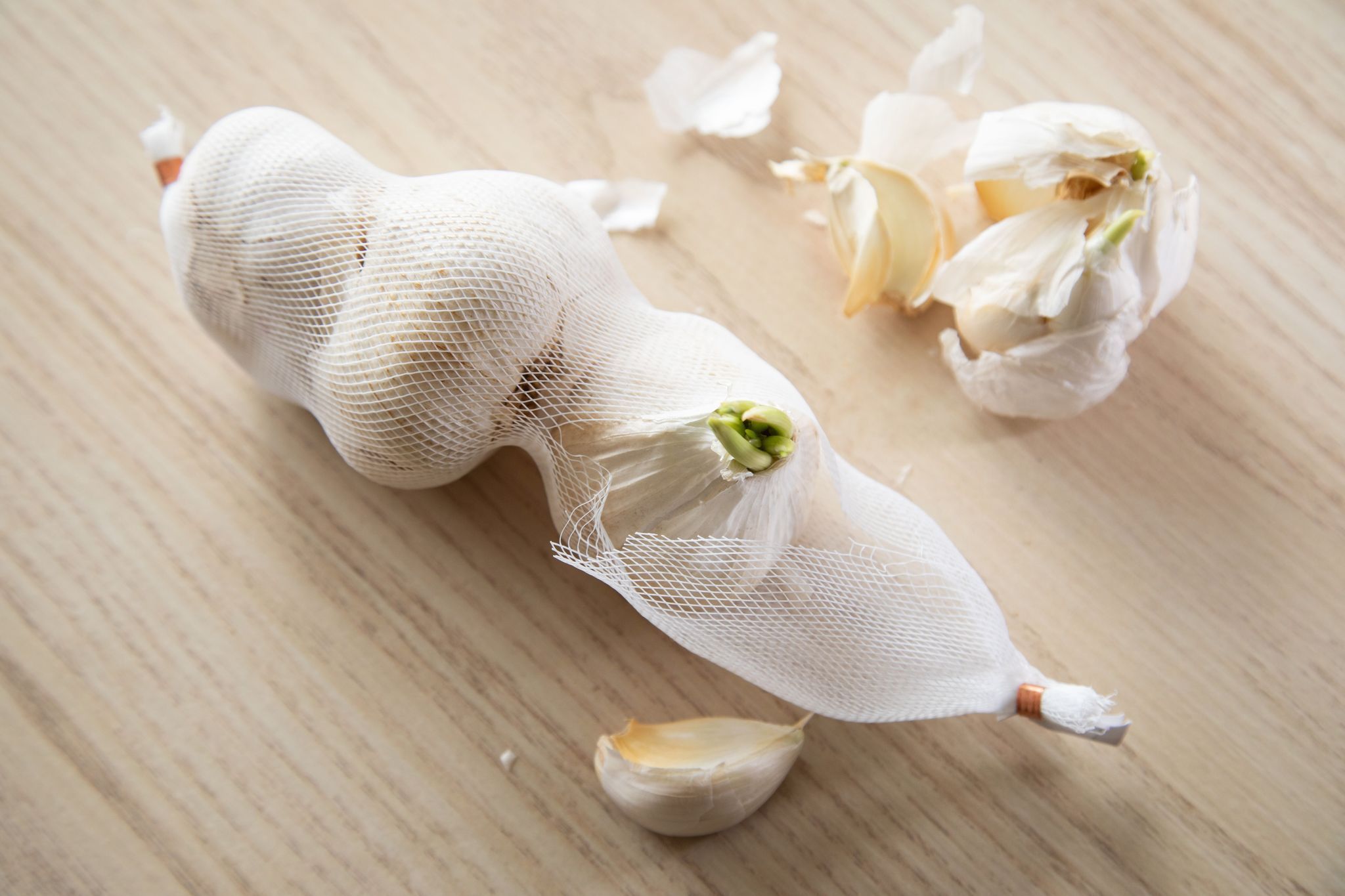 Knoblauch liegt auf einem Tisch