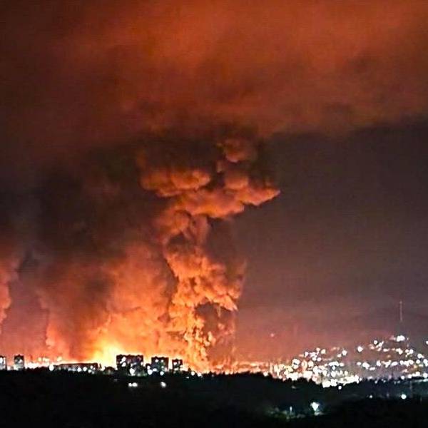 Eine Aufnahme aus russischen Telegram-Kanälen soll den Großbrand im Hafen von Tuapse zeigen.