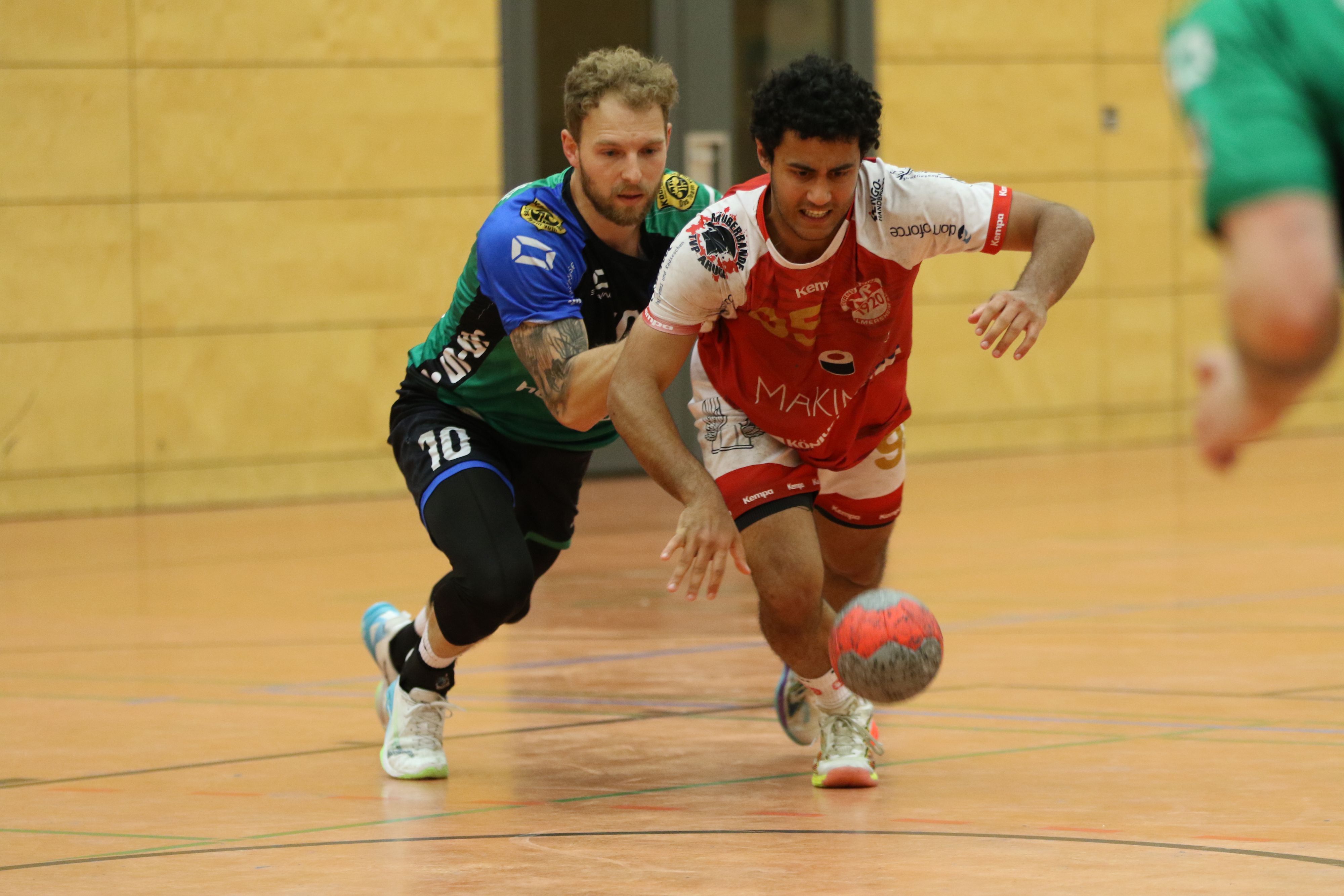 Das Bild zeigt das Duell der beiden Obengenannten während des Spiels in Kuchenheim.