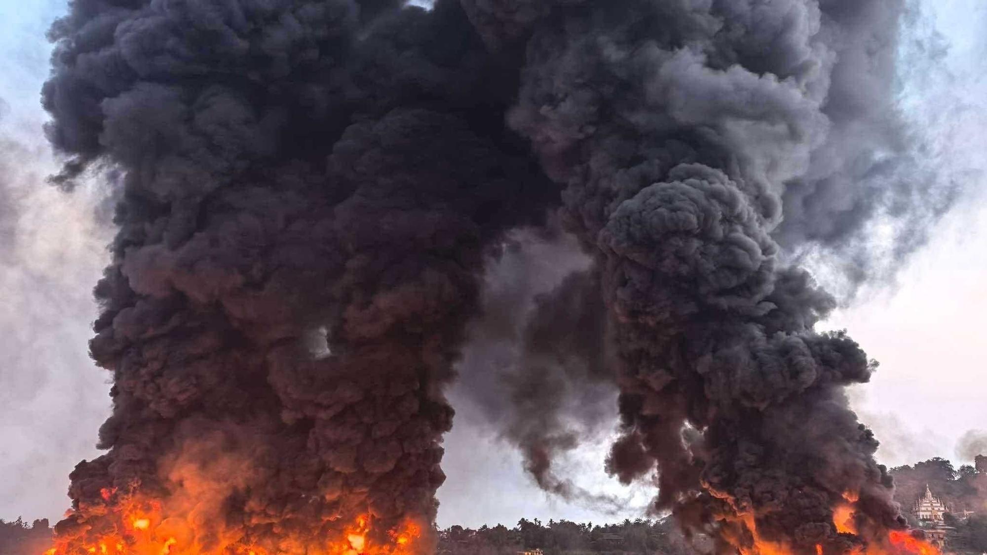 Großfeuer in Hafen in Myanmar