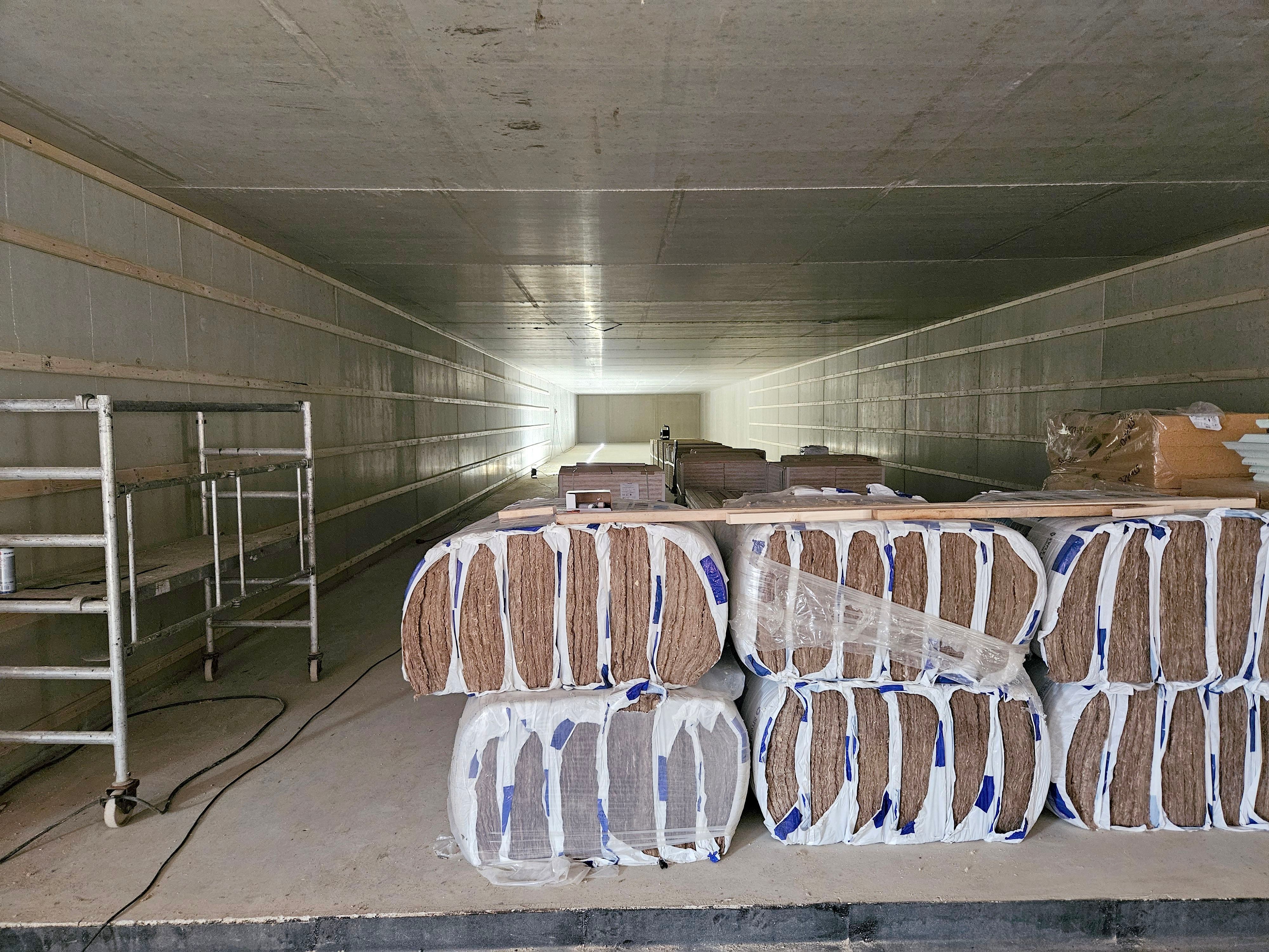 Zu sehen ist die Schießbahn, auf der Baumaterial liegt.