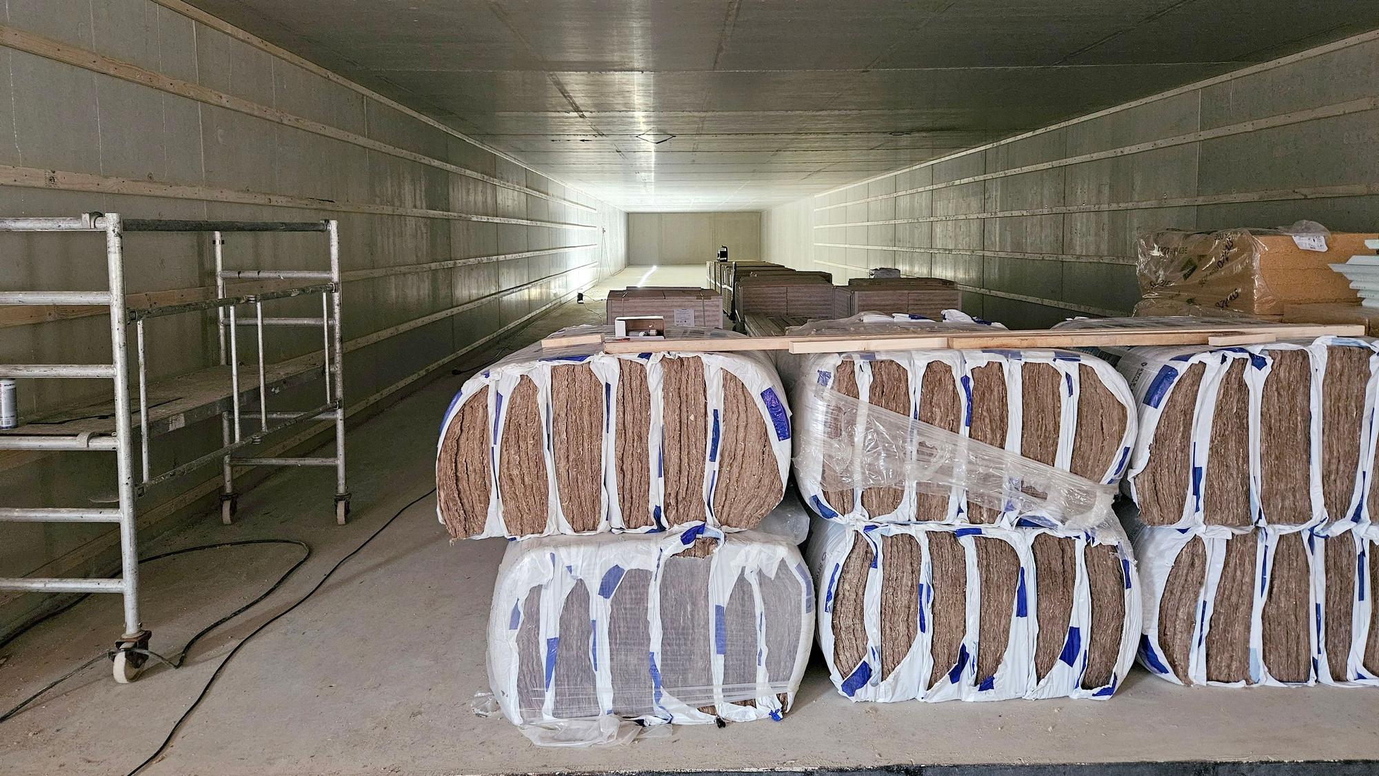 Zu sehen ist die Schießbahn, auf der Baumaterial liegt.