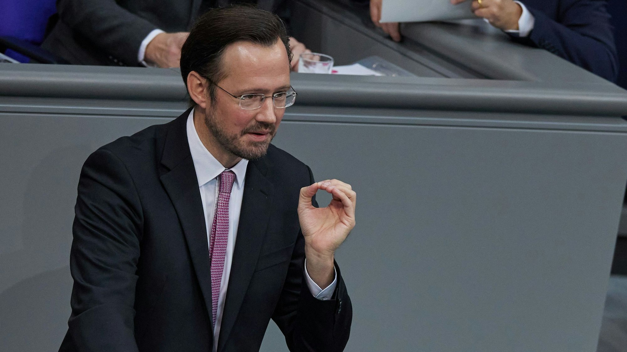Dirk Wiese (SPD) spricht bei der 195. Sitzung des Deutschen Bundestages. Wiese widerspricht Bundeskanzler Friedrich Merz (CDU), der die gesetzliche Rente künftig nur noch als Basisabsicherung sieht.