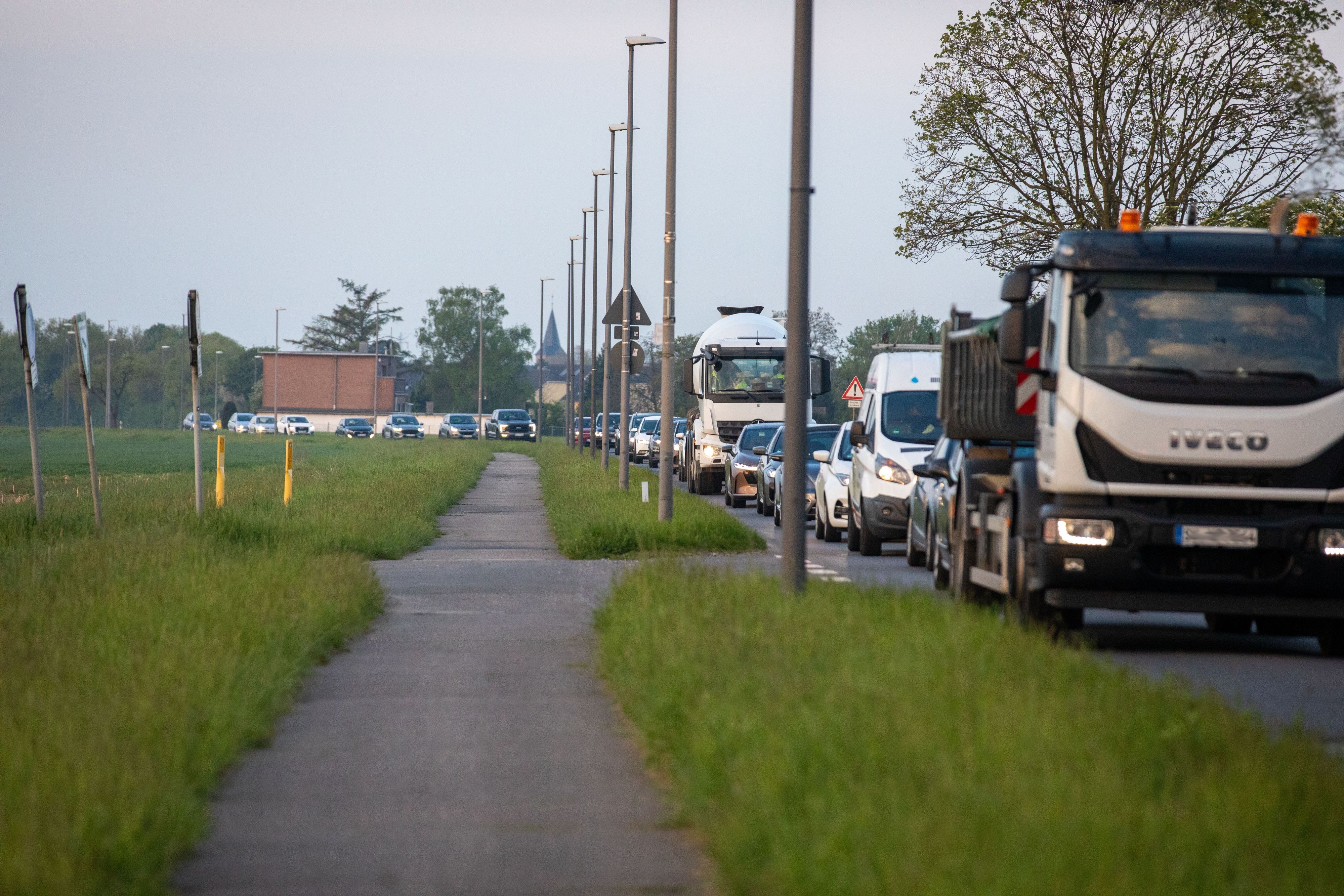 Verkehrschaos an der T-Kreuzung Wahner Straße/Liburer Landstraße
