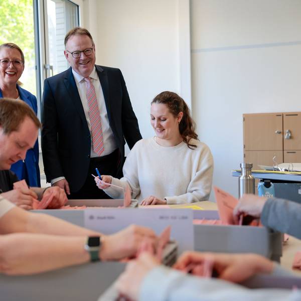 Gegen 16 Uhr – vor der heißen Auszählphase – besuchten Kölns Oberbürgermeister Torsten Burmester und Abstimmungsleiterin Andrea Blome das Auszählzentrum.