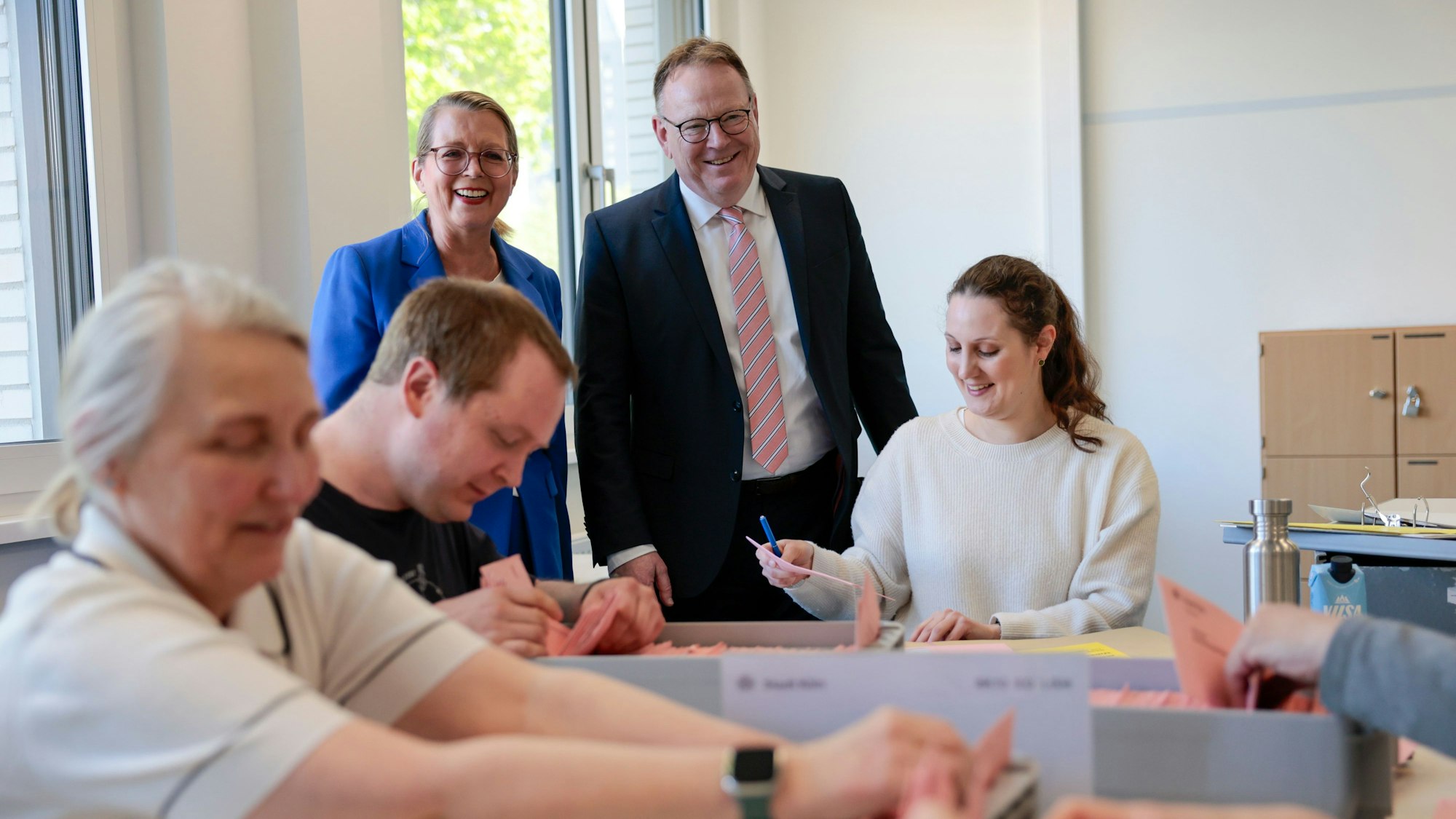 Gegen 16 Uhr – vor der heißen Auszählphase – besuchten Kölns Oberbürgermeister Torsten Burmester und Abstimmungsleiterin Andrea Blome das Auszählzentrum.