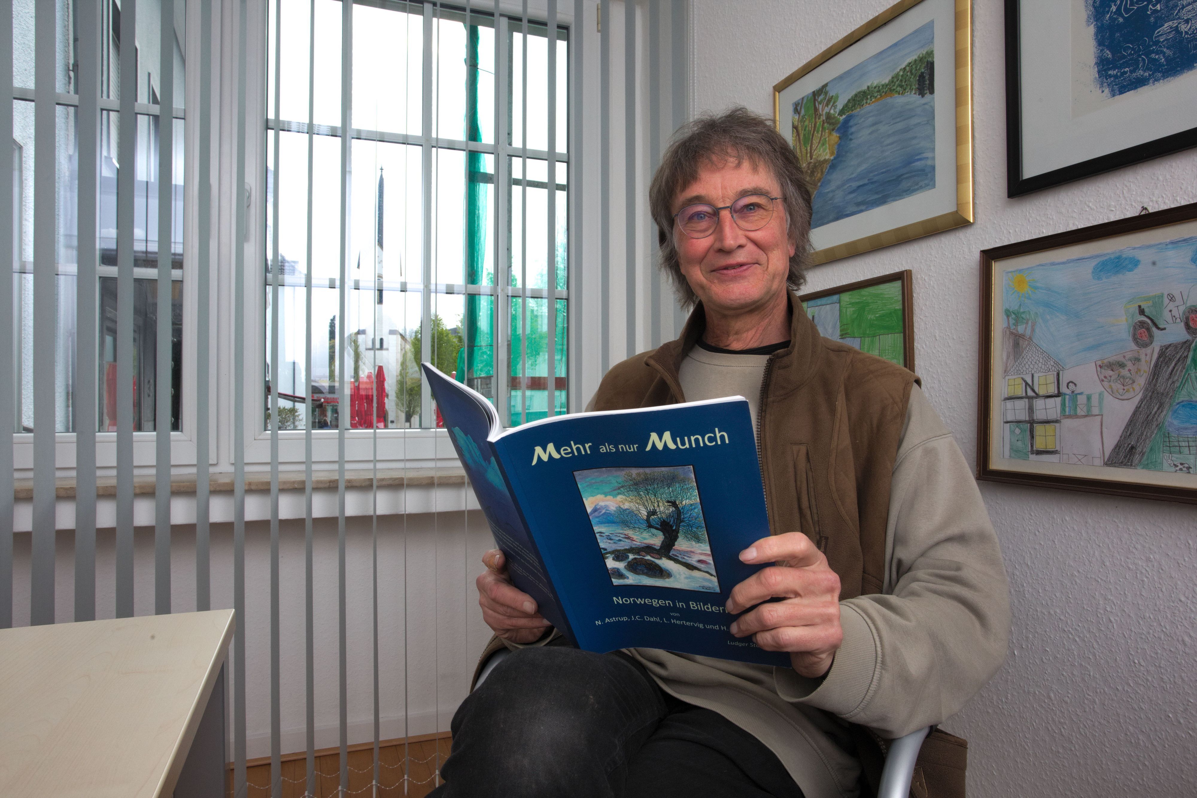 Norwegen-Experte und Buchautor Ludger Storp aus Wipperfürth hält sein Buch in den Händen.