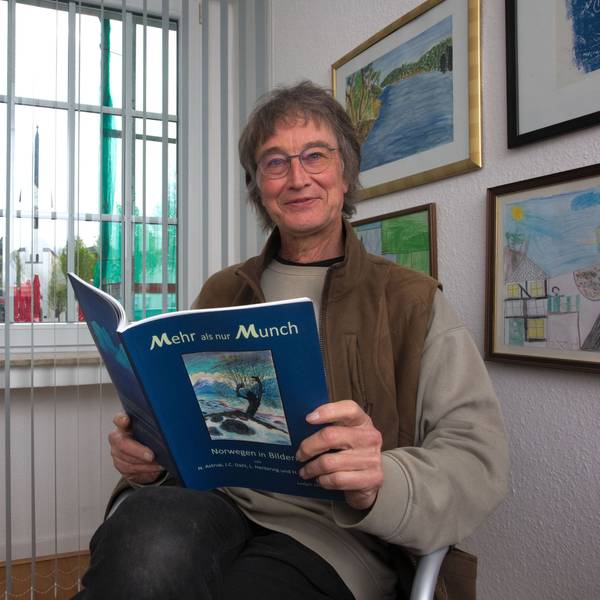 Norwegen-Experte und Buchautor Ludger Storp aus Wipperfürth hält sein Buch in den Händen.