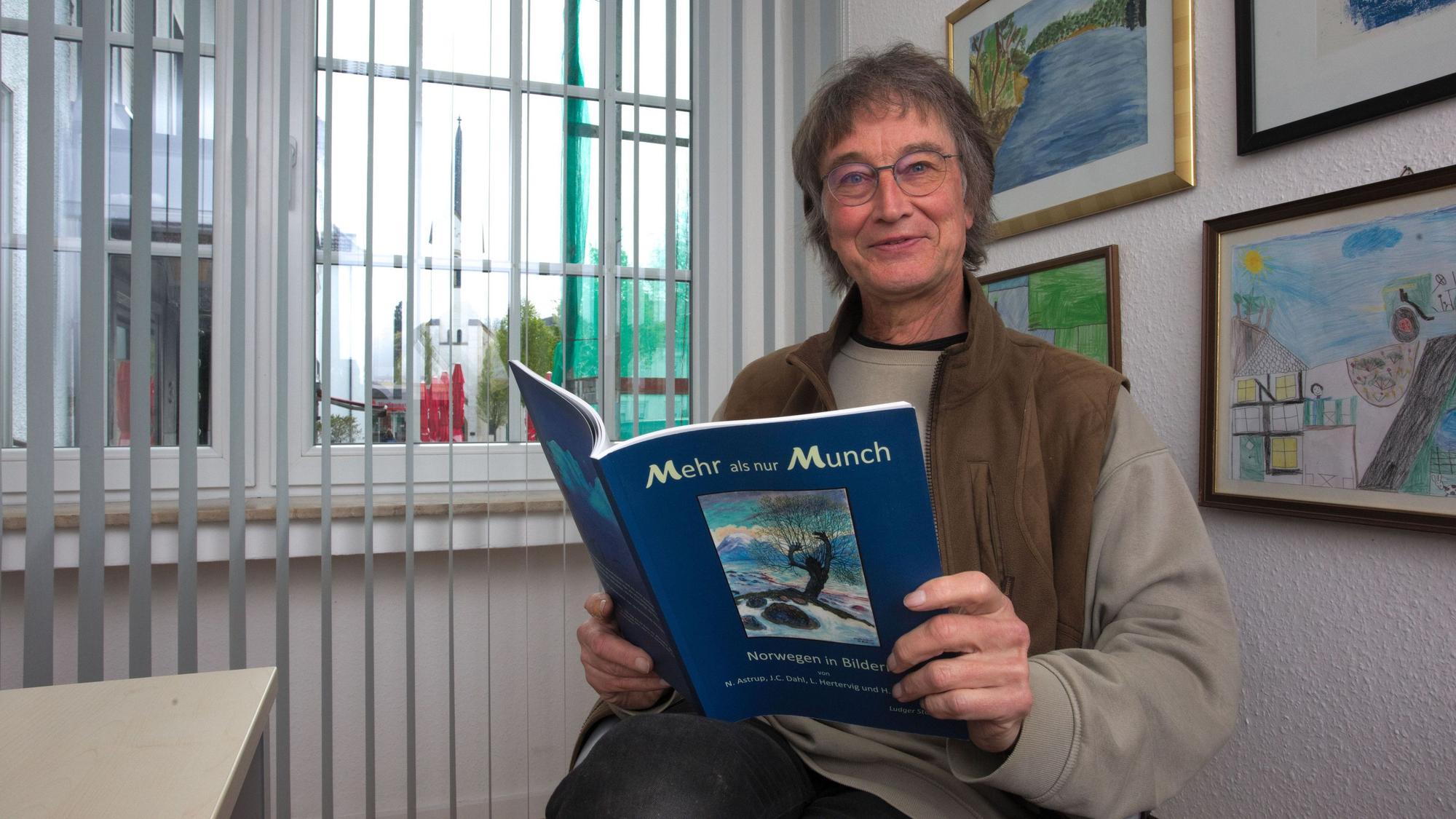 Norwegen-Experte und Buchautor Ludger Storp aus Wipperfürth hält sein Buch in den Händen.