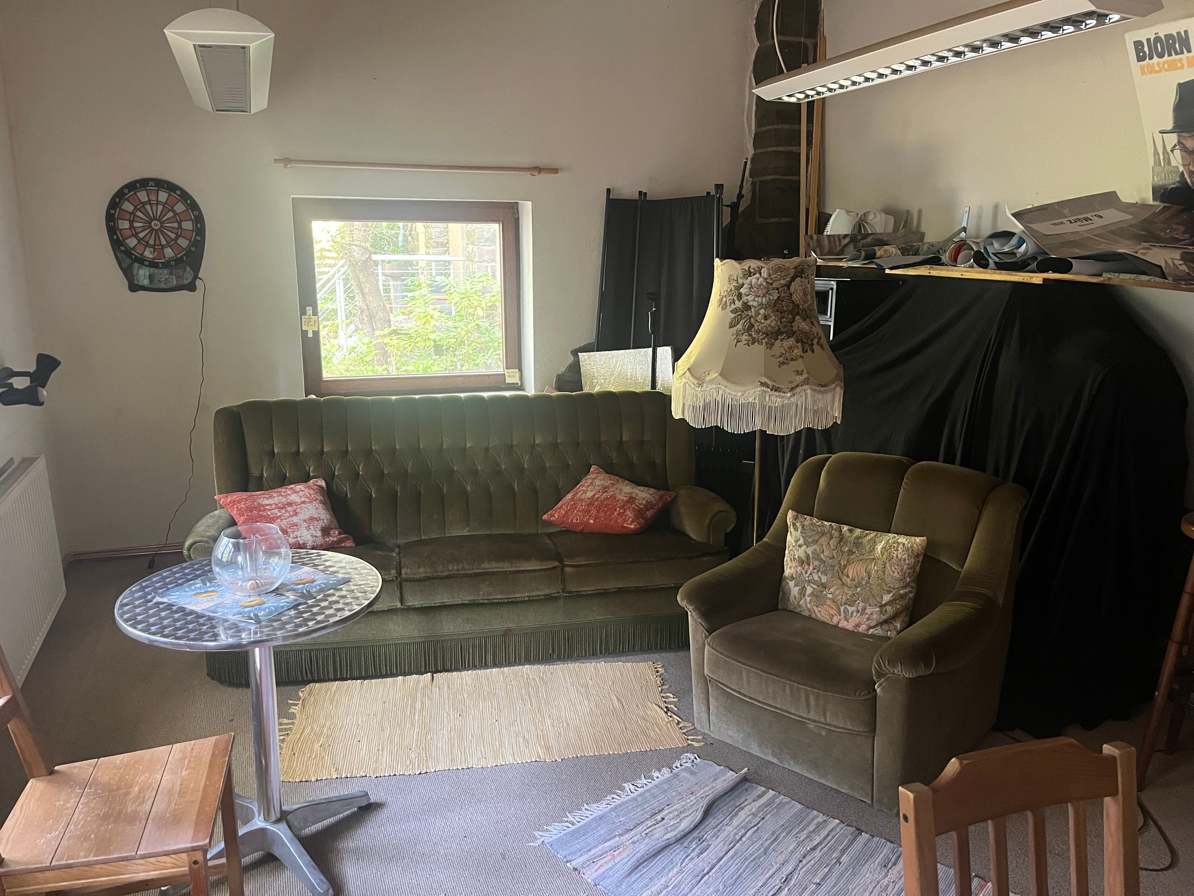 Die Garderobe für die Künstler ist um einen Raum erweitert worden, sie können jetzt auf dem Hennefer Sofa oder bei Dart chillen.