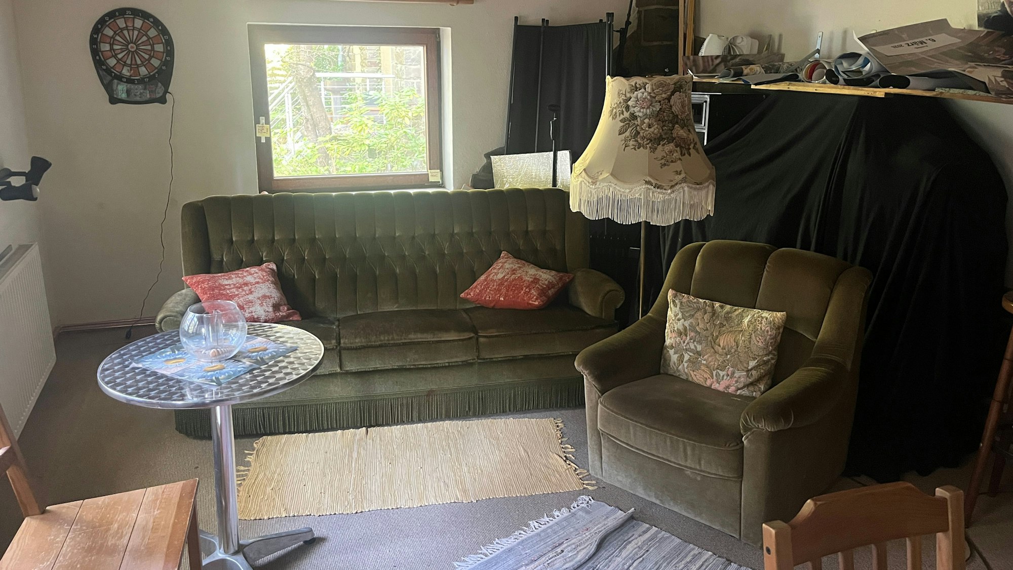 Die Garderobe für die Künstler ist um einen Raum erweitert worden, sie können jetzt auf dem Hennefer Sofa oder bei Dart chillen.