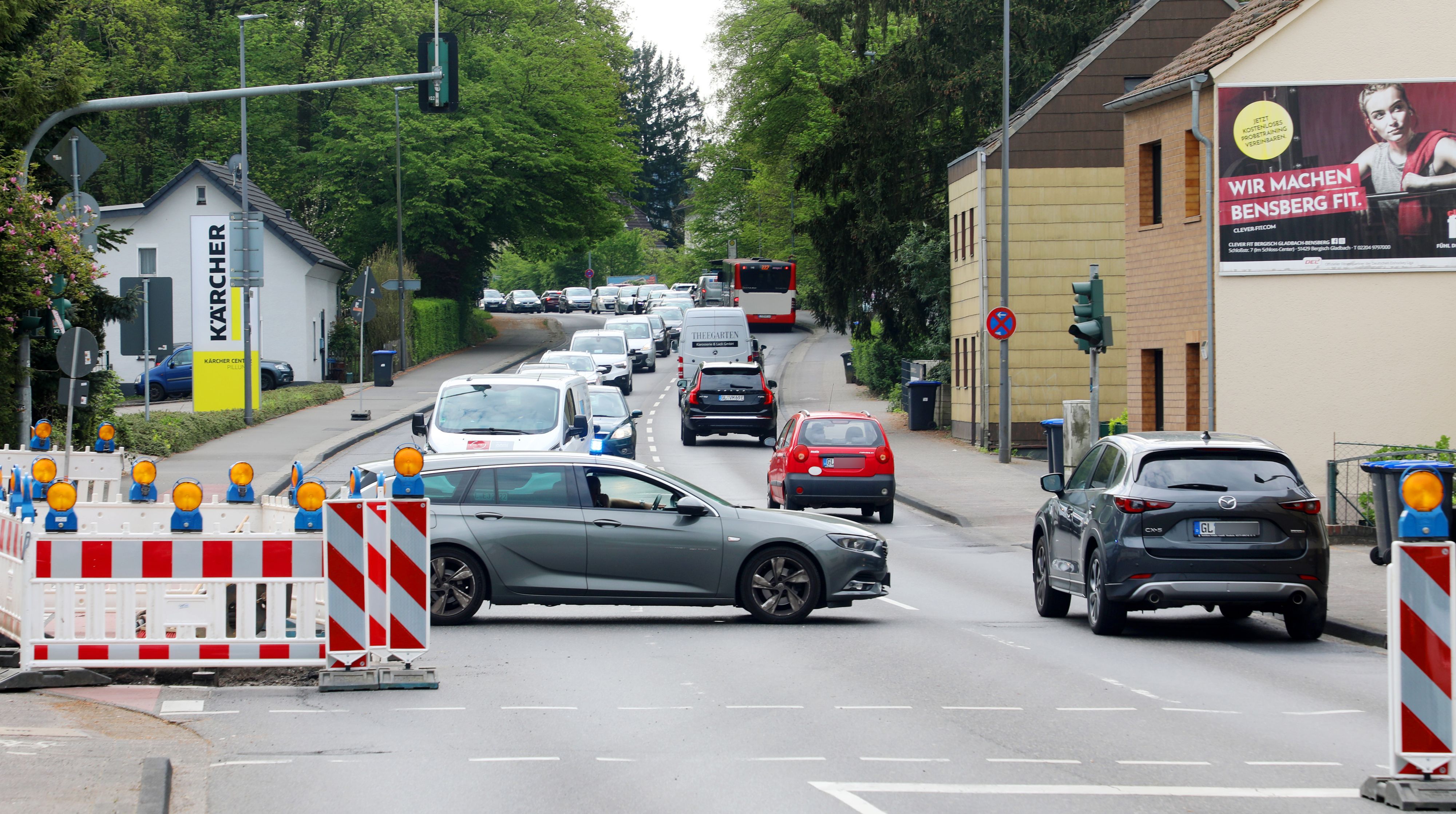 Ein Polizeiauto steht quer auf der Bensberger Straße in Bergisch Gladbach und sperrt diese wegen eines Unfalls ab.