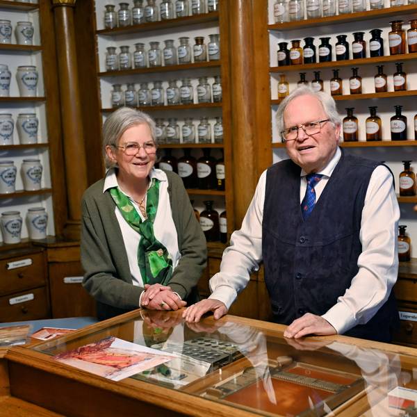Gertrudis und Theodor Symann stehen im Apothekenmuseum Bad Münstereifel gemeinsam hinter der Verkaufstheke.