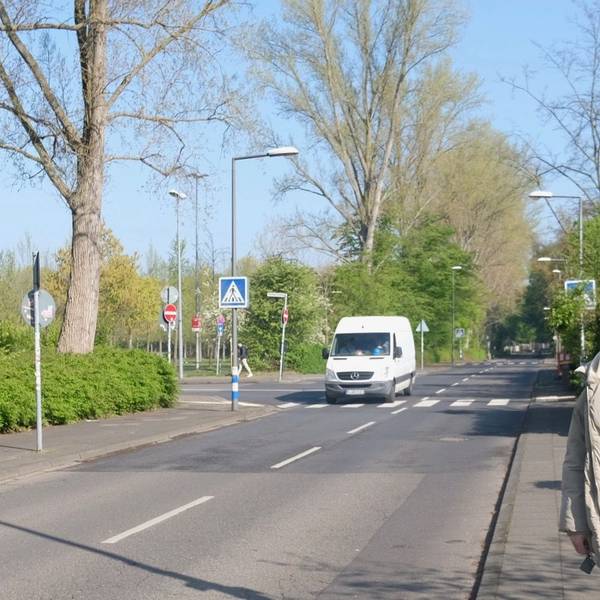 Am Zebrastreifen außerhalb der Tempo-30-Zone des Salzburger Weges halten die Autos ungerne.