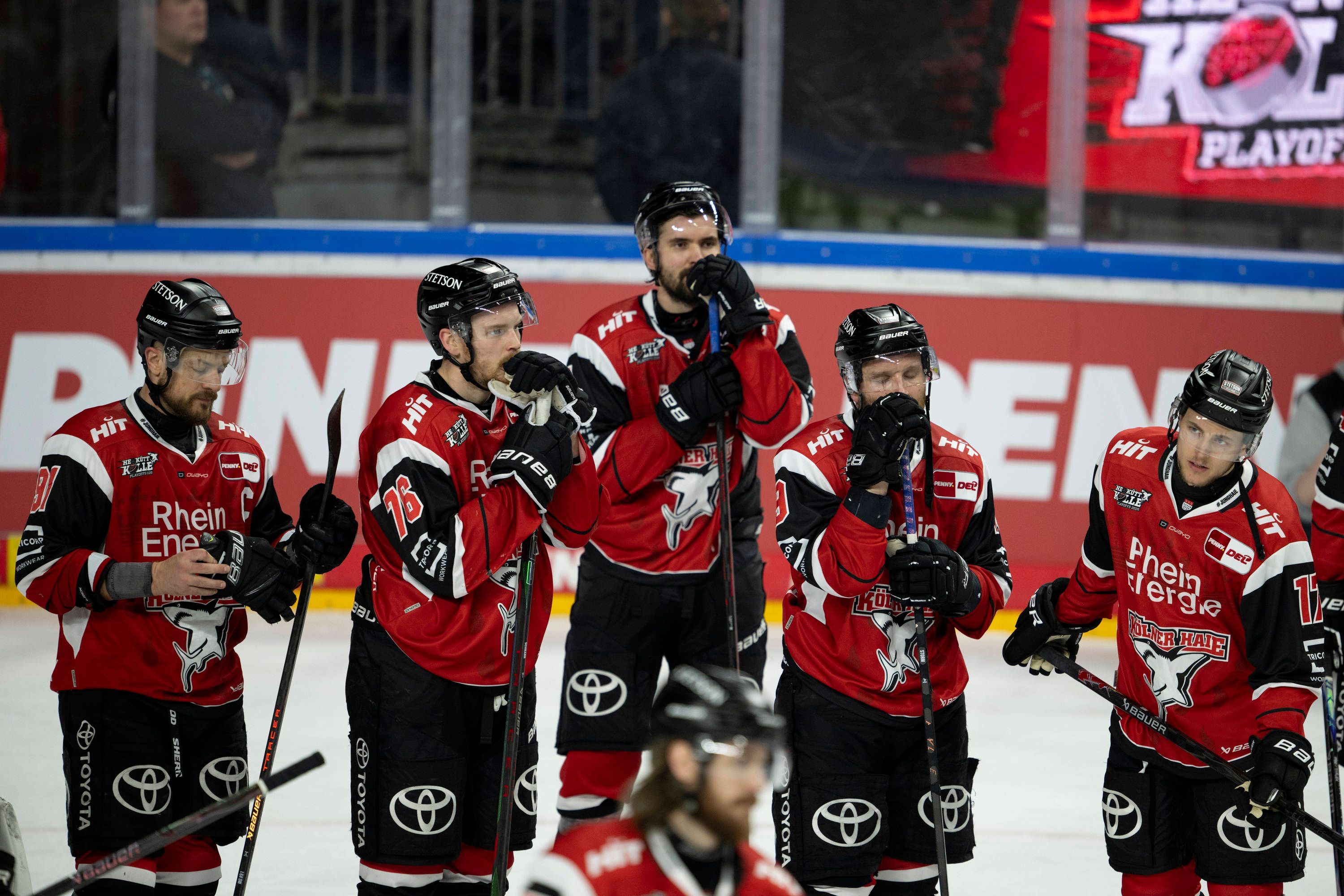 Die Profis der Kölner stehen enttäuscht auf dem Eis.