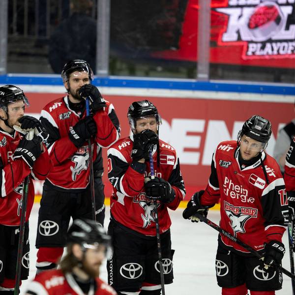 Die Spieler der Kölner Haie stehen nach dem Halbfinal-Aus enntäuscht auf dem Eis.