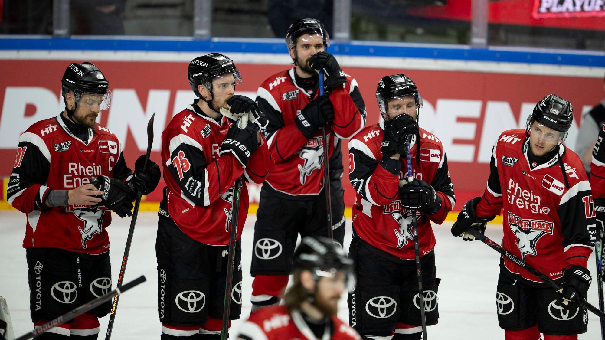 Die Profis der Kölner stehen enttäuscht auf dem Eis.